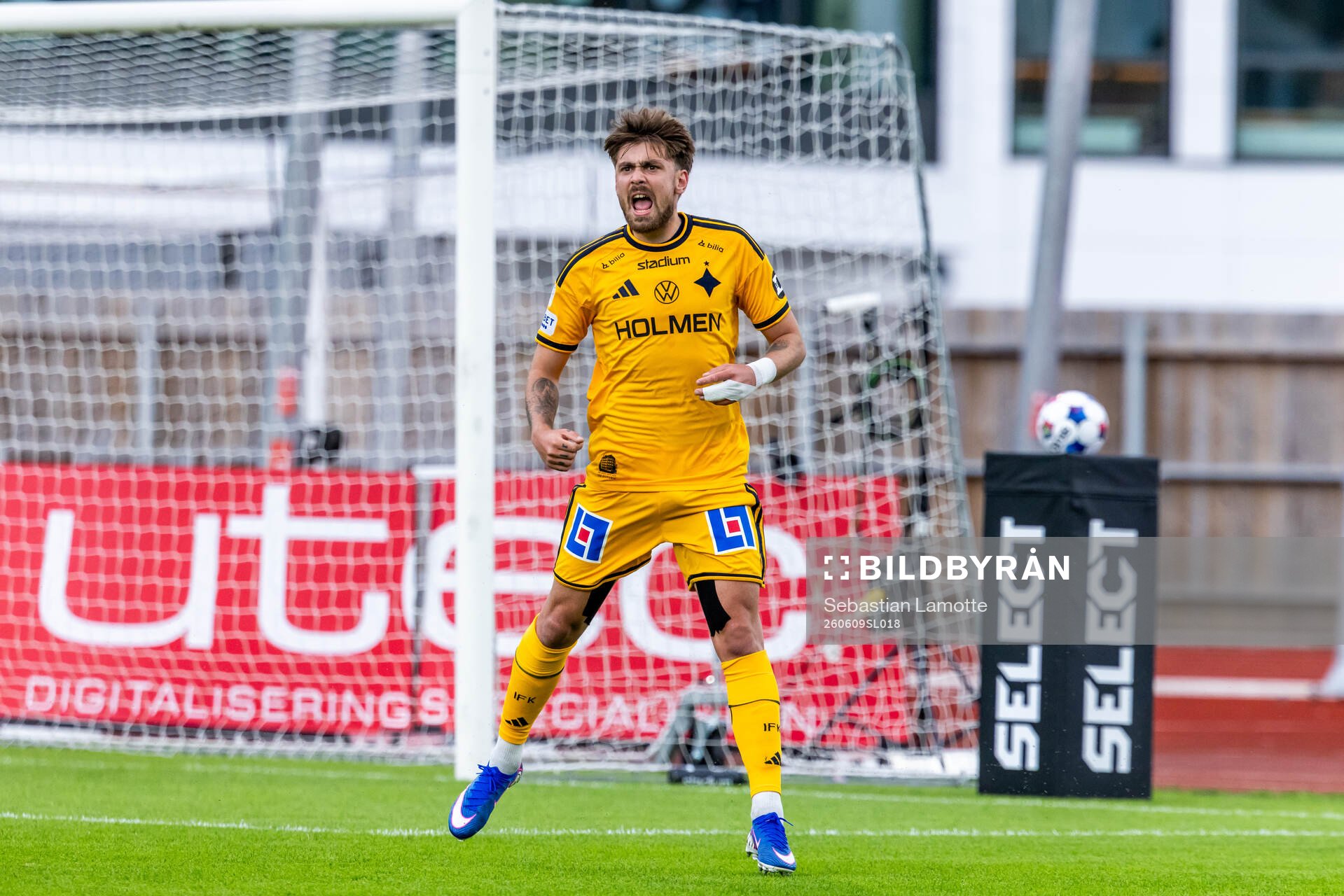 IFK Norrköpings Tim Prica har gjort 1-2 och jublar