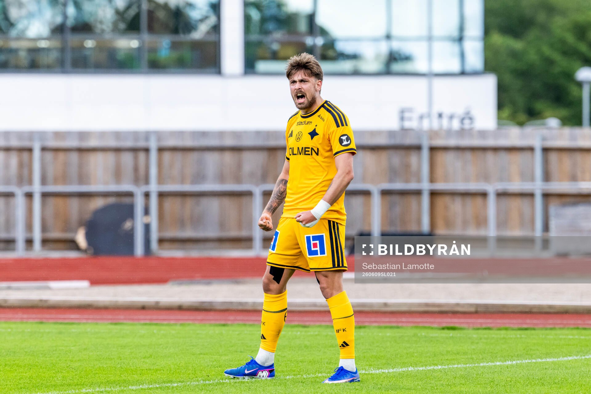 IFK Norrköpings Tim Prica har gjort 1-2 och jublar