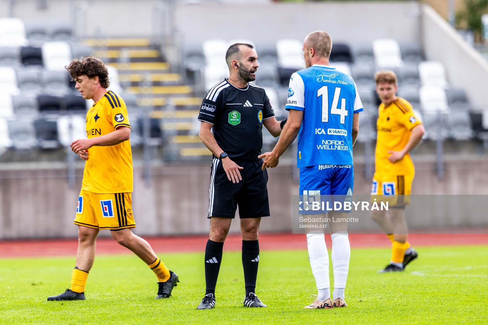 Domare Rambod Beigi pratar med Oddevolds Gabriel Sandberg