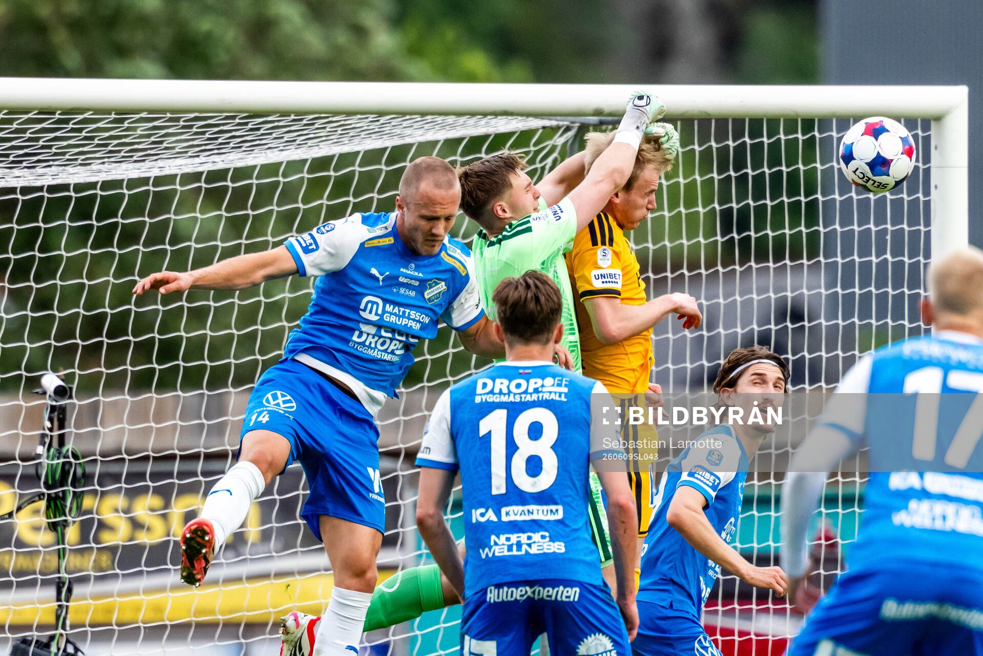 Oddevolds Gabriel Sandberg och IFK Norrköpings målvakt