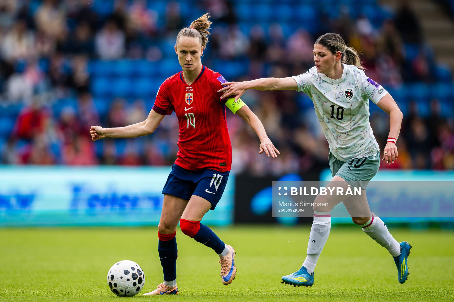 Caroline Graham Hansen of Norway and Eileen Campbell of