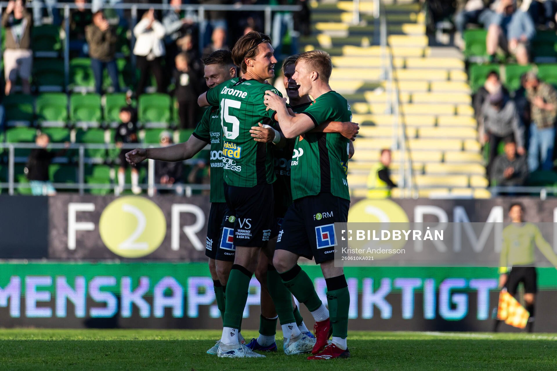 Varbergs Noah Johansson jublar med lagkamrater
