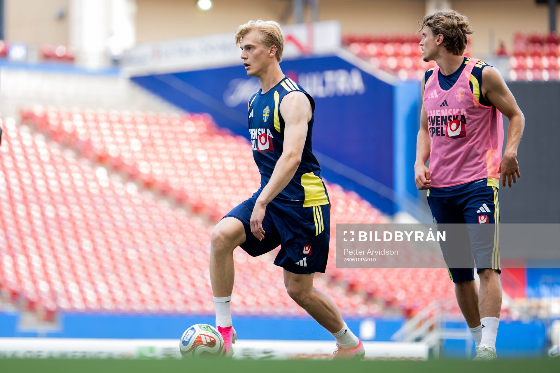Lucas Bergvall and Carl Starfelt of the Swedish national