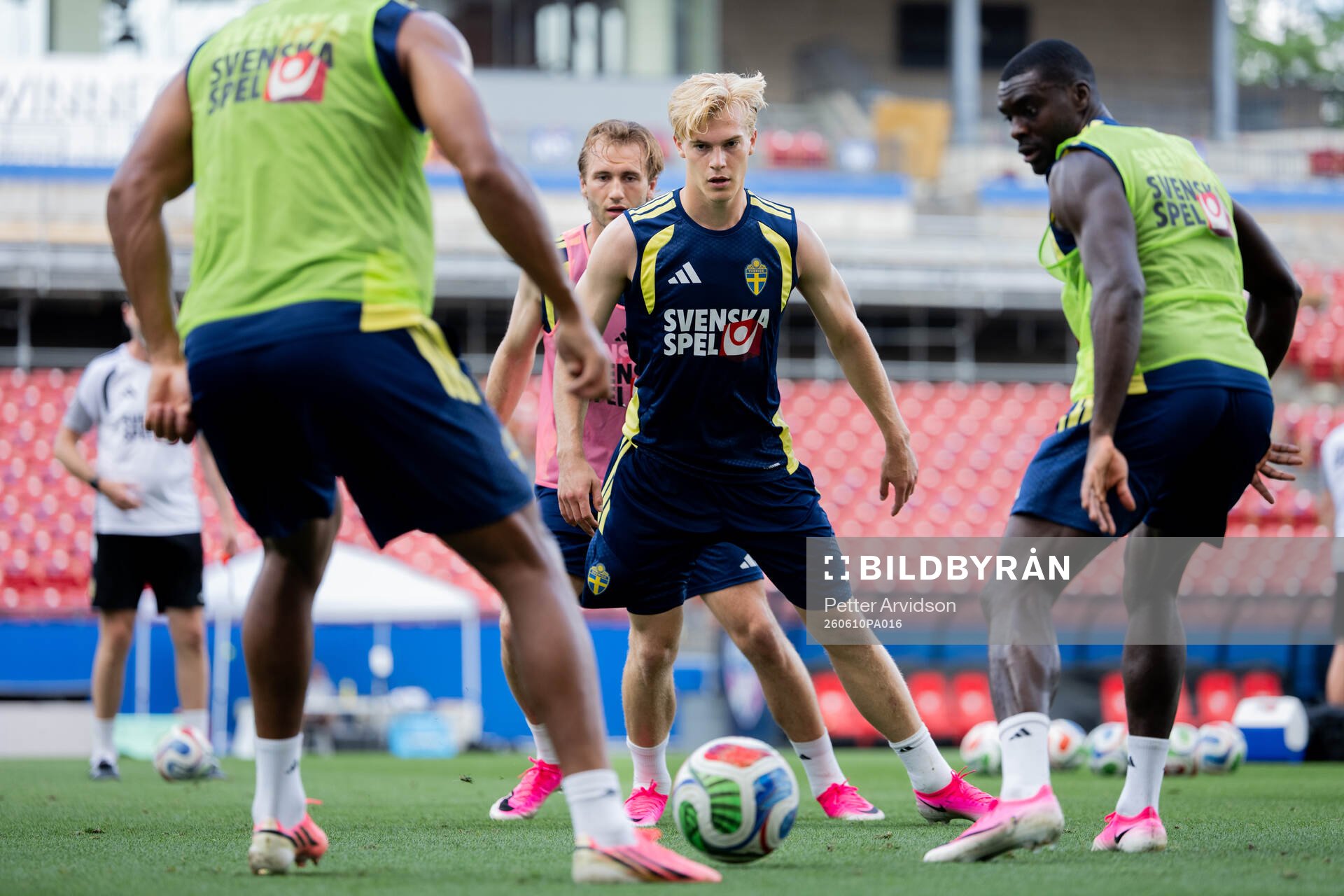 Lucas Bergvall and Ken Sema of the Swedish national