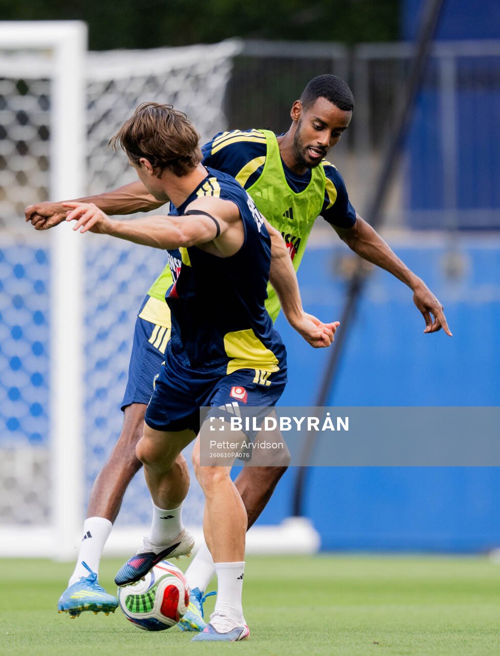 Alexander Isak and Mattias Svanberg of the Swedish national