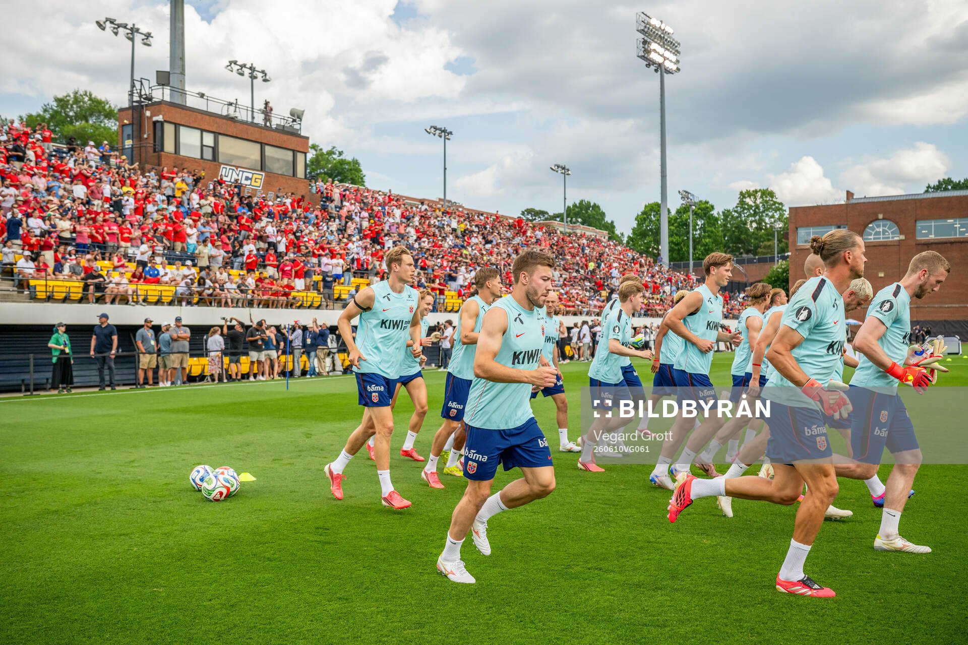 Fredrik André Bjørkan and players of the Norwegian
