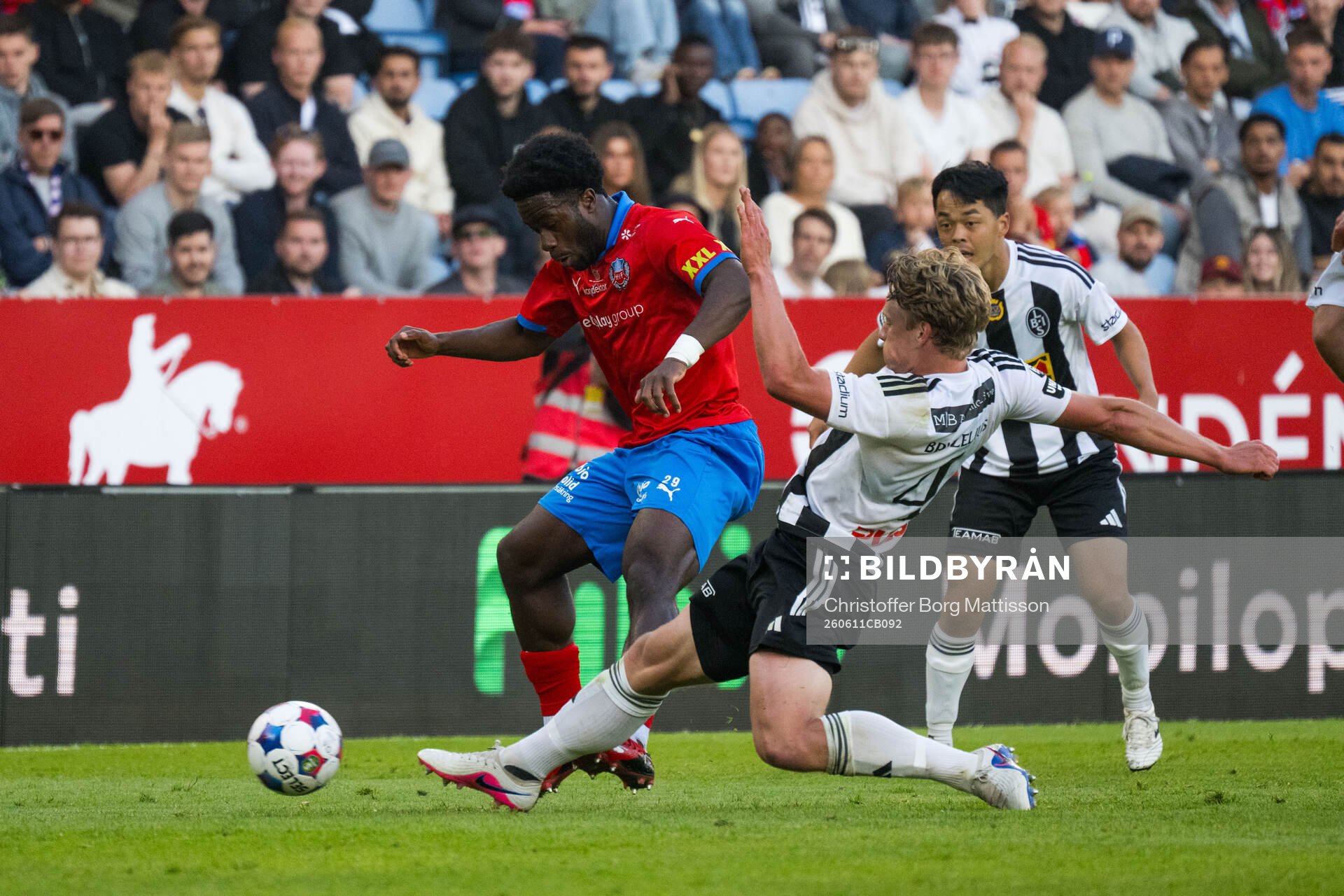 Helsingborgs Kevin Nyarko och Landskronas Gustaf Bruzelius