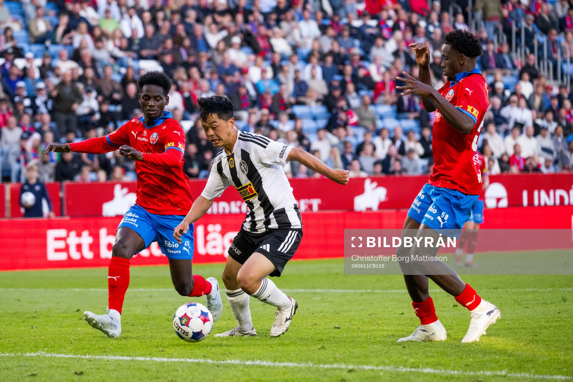 Helsingborgs Daouda Amadou och Clancy Valere Biten och