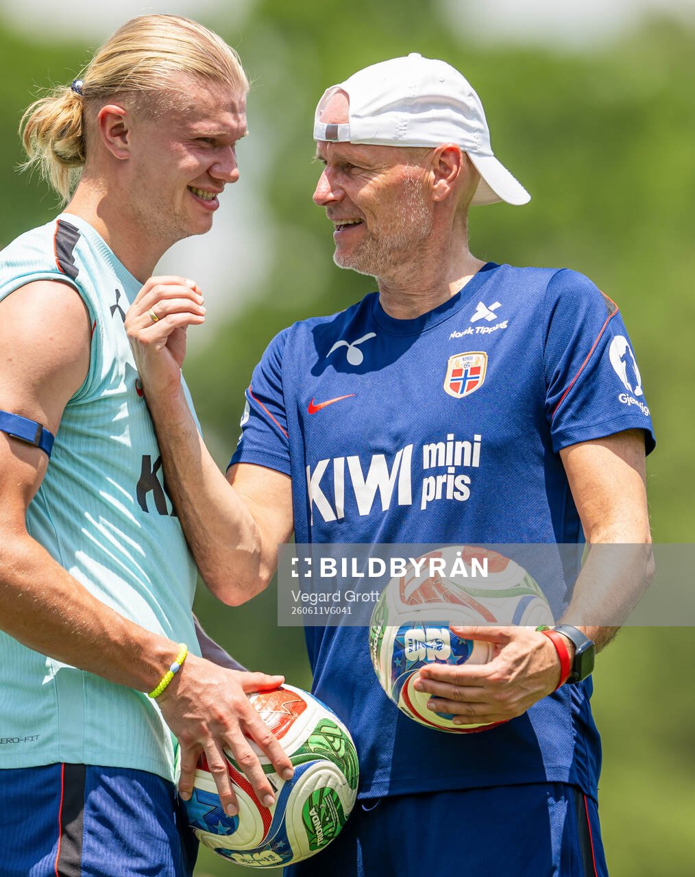 Erling Braut Haaland and head coach Ståle Solbakken of the