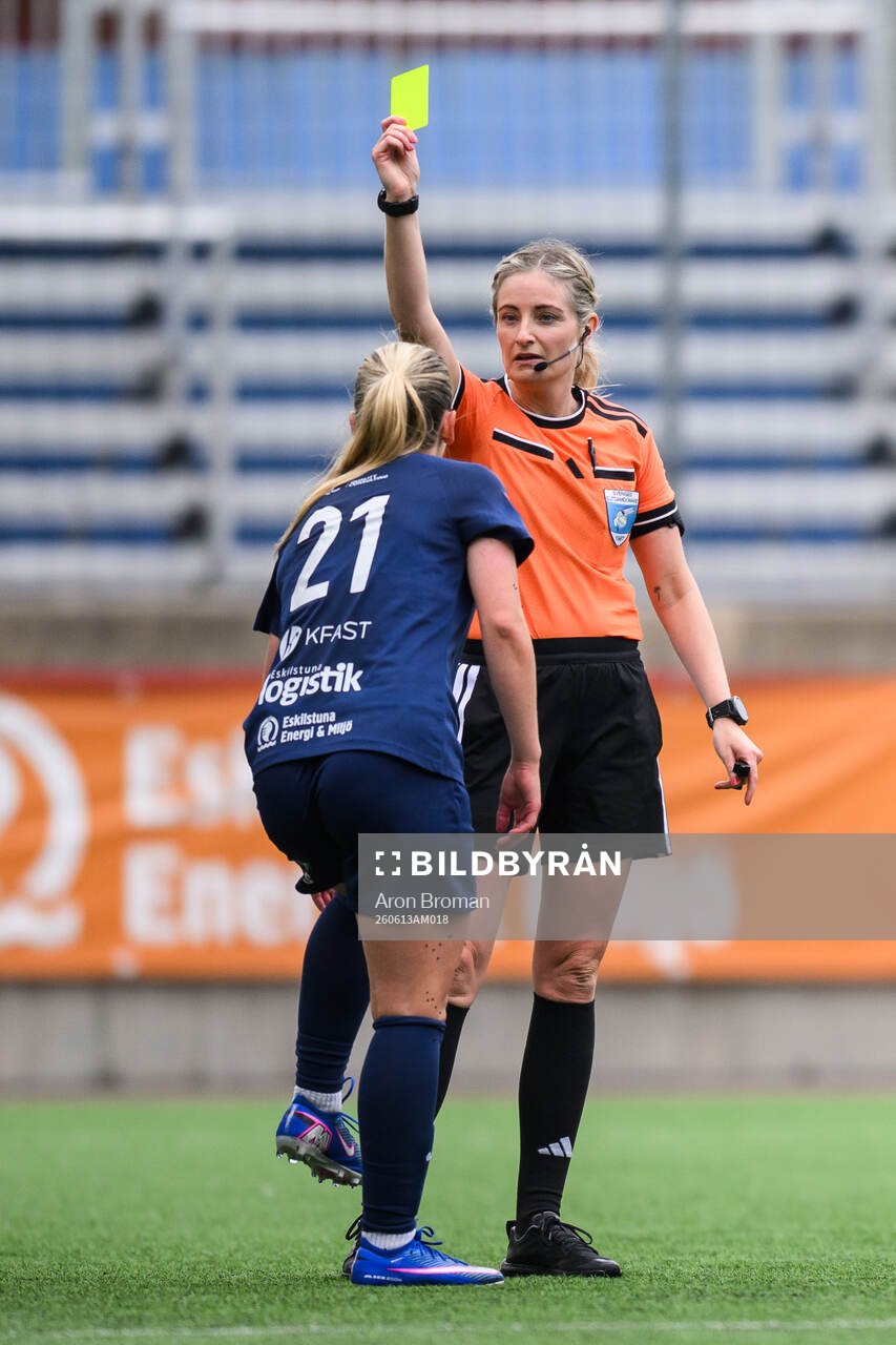Eskilstuna United DFFs Heida Vidarsdottir tilldelas ett