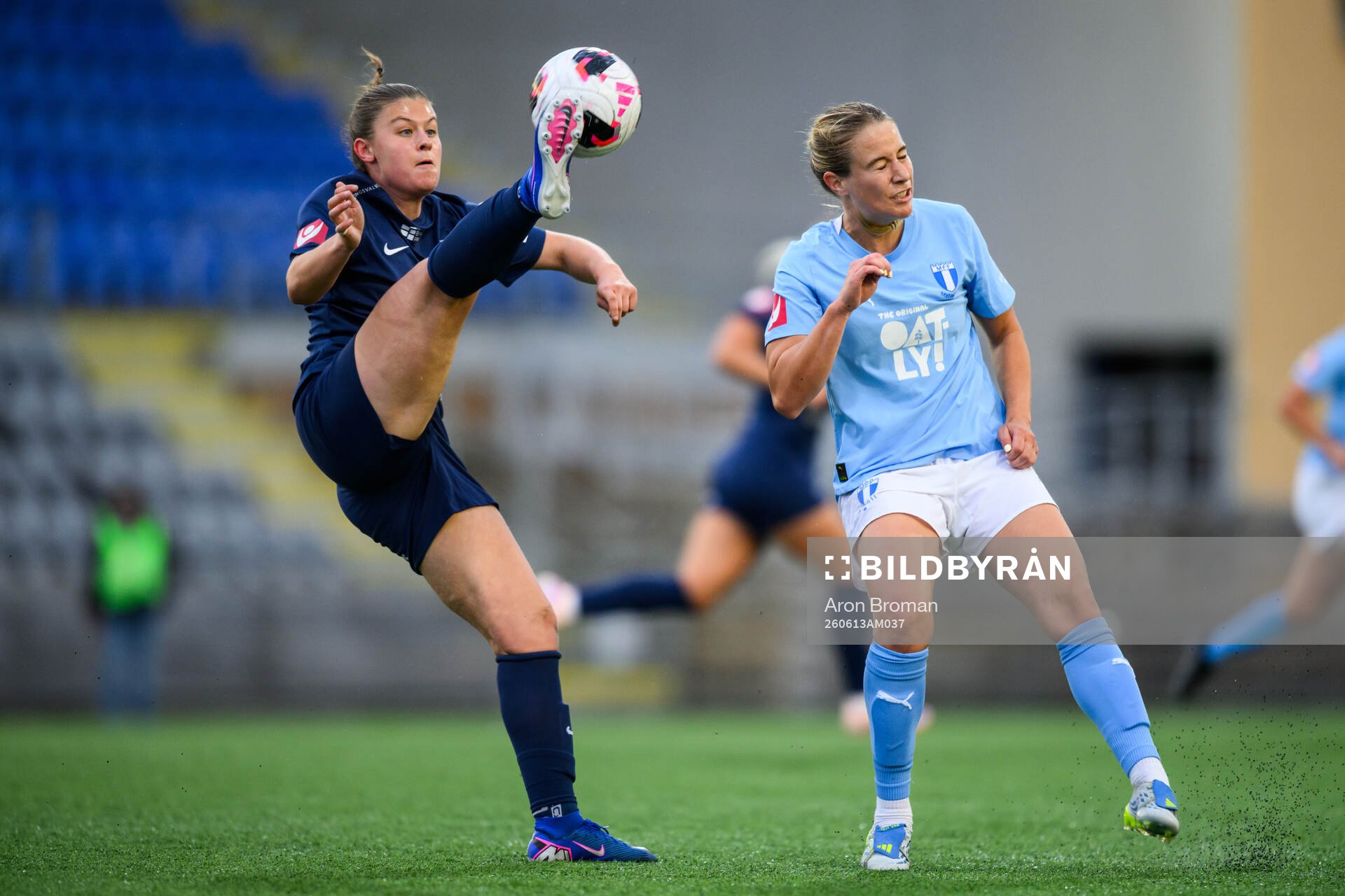 Eskilstuna United DFFs Bella Sember och Malmö FFs Courtney