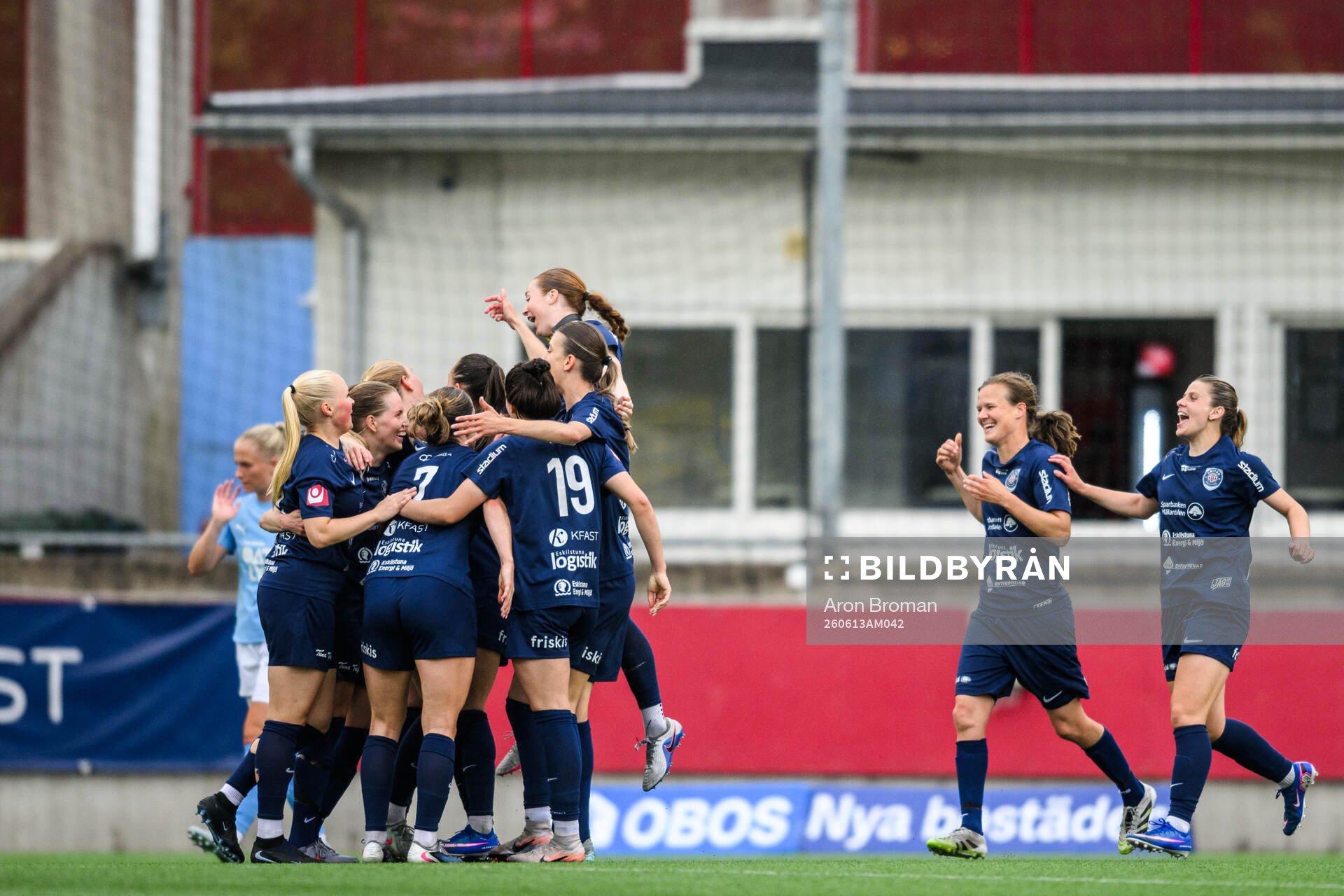 Eskilstuna United DFFs Ellen Schampi jublar med lagkamrater