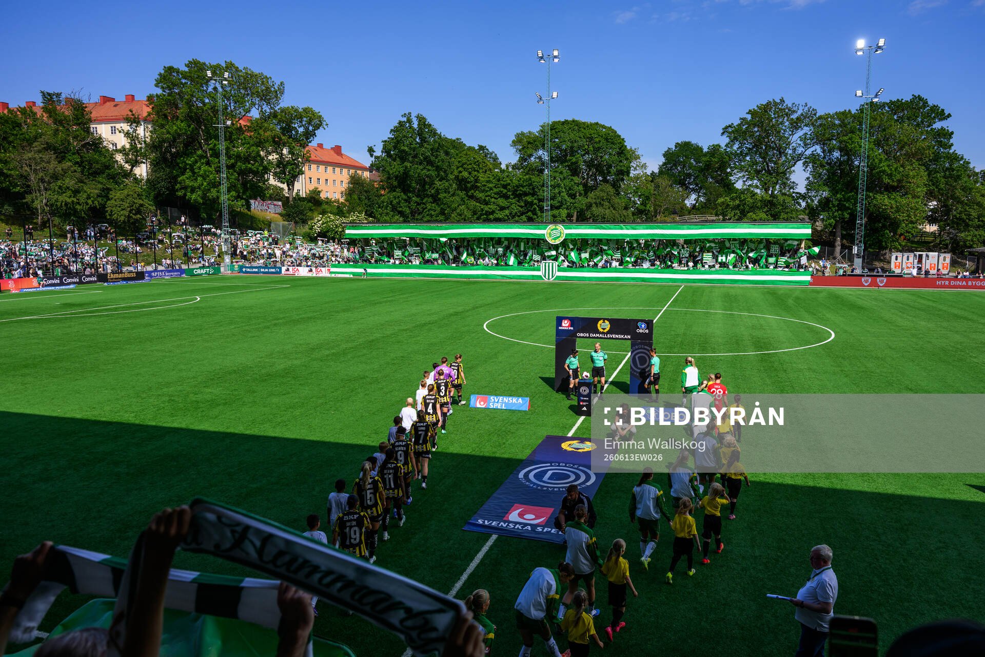 Häckens och Hammarbys spelare gör entré