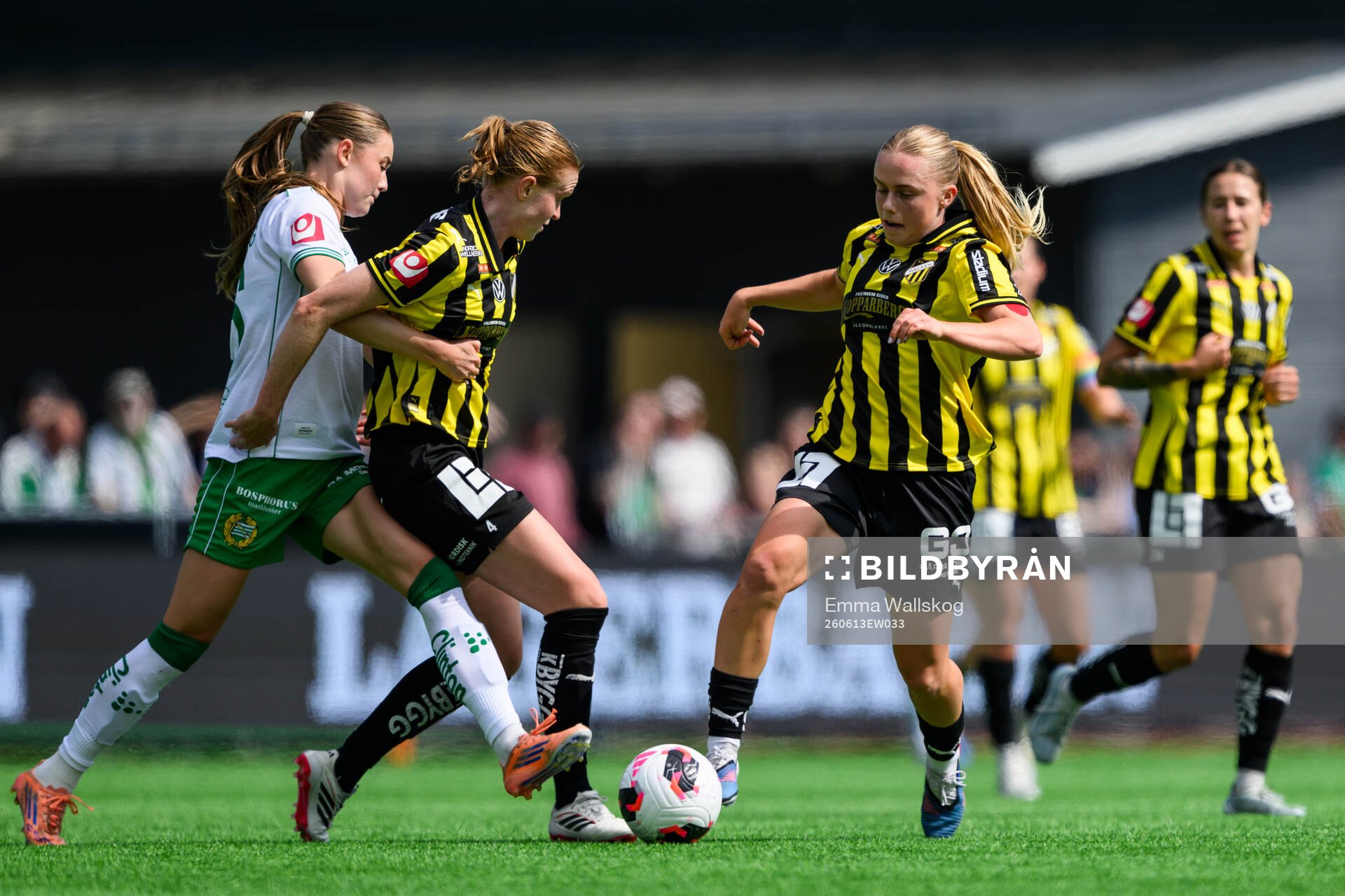 Hammarbys Svea Rehnberg mot Häckens Emma Östlund och