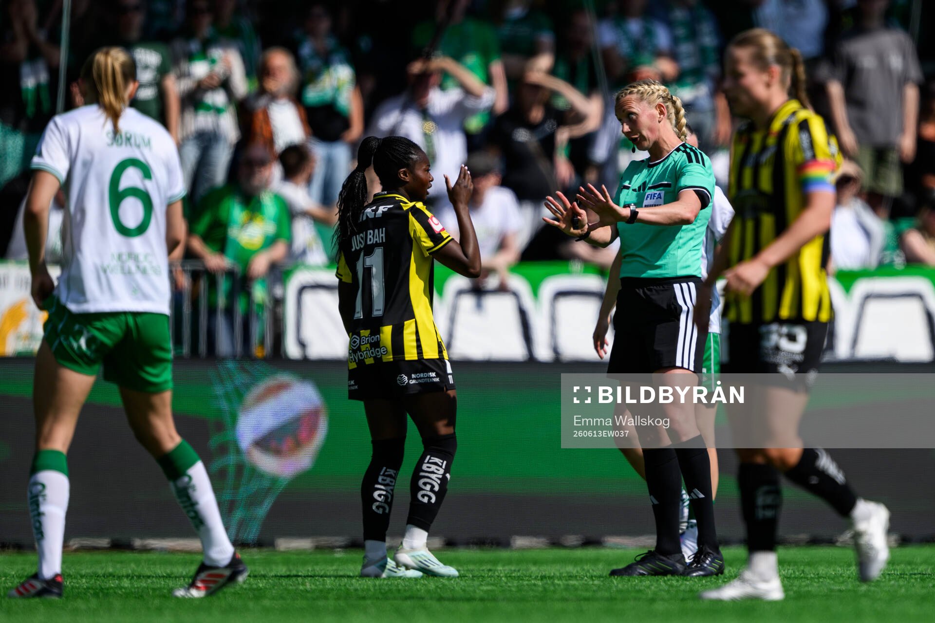 Häckens Monica Jusu Bah och domare tess Olofsson