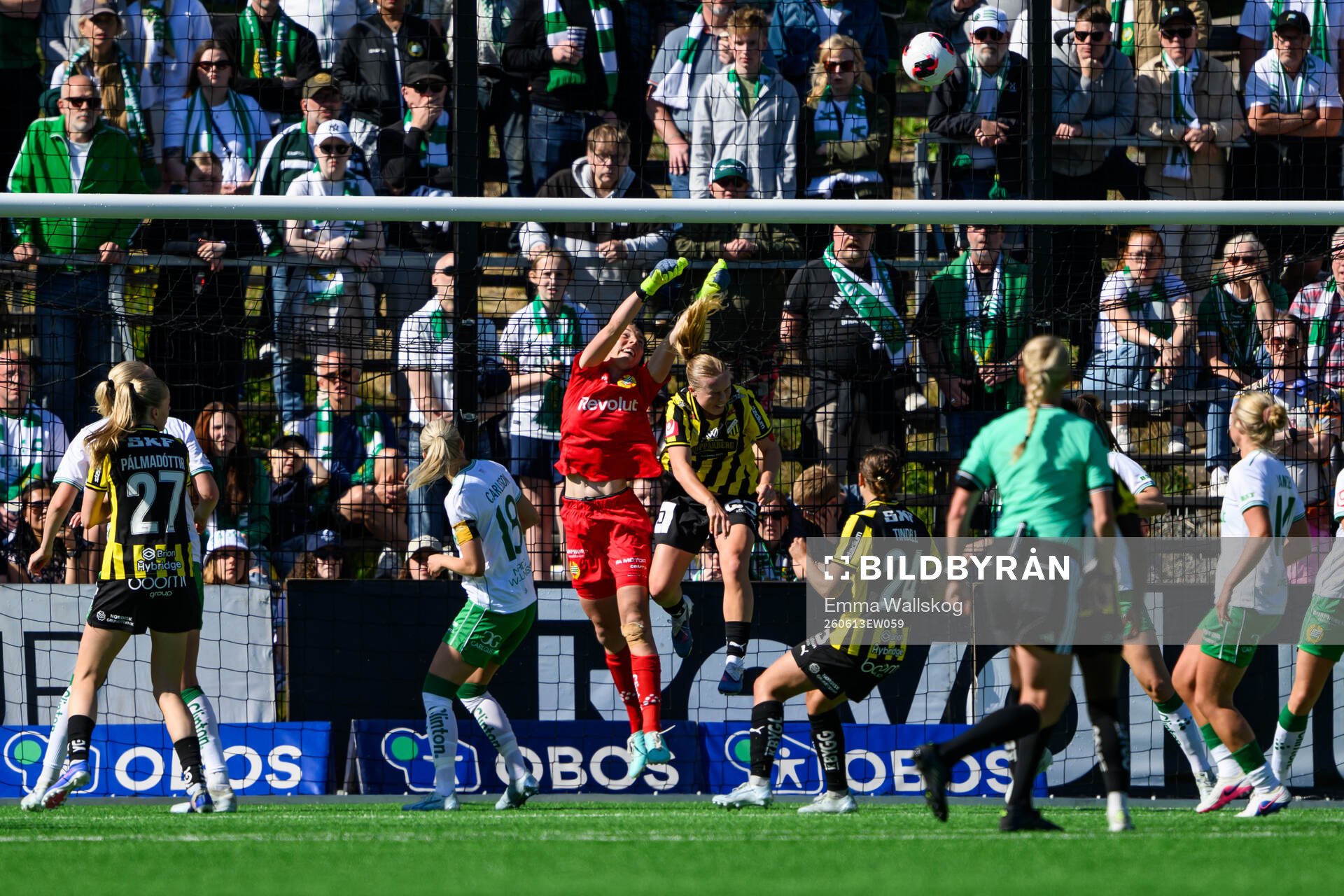 Häckens Pernille Sanvig och Hammarbys målvakt Melina Loeck