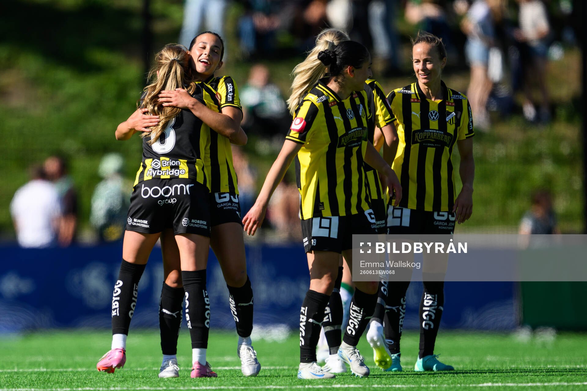 Häckens Josefin Baudou och Delaney Matriano jublar