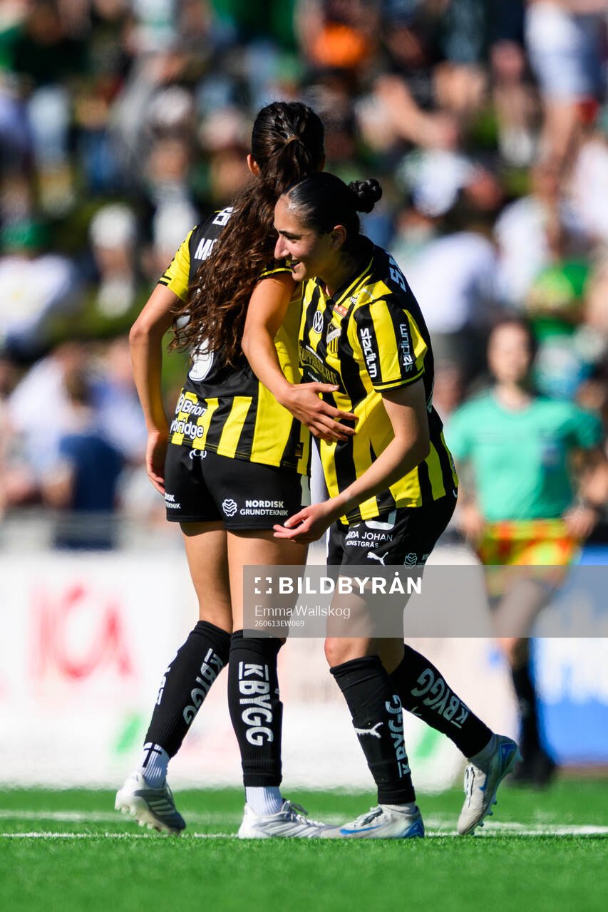 Häckens Delaney Matriano och Nesrin Akgun jublar
