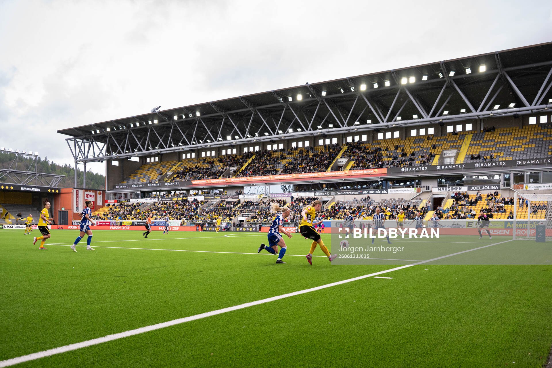 Läktare i bakgrunden