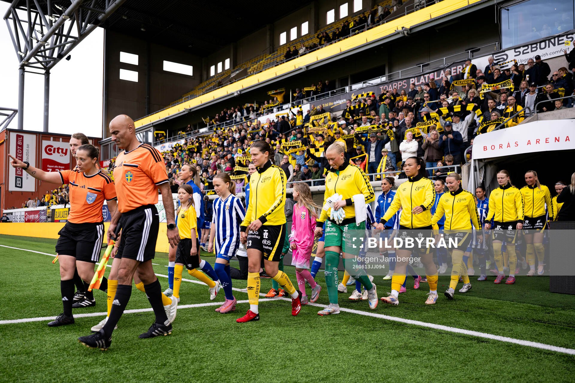 Lagen kommer in på arenan