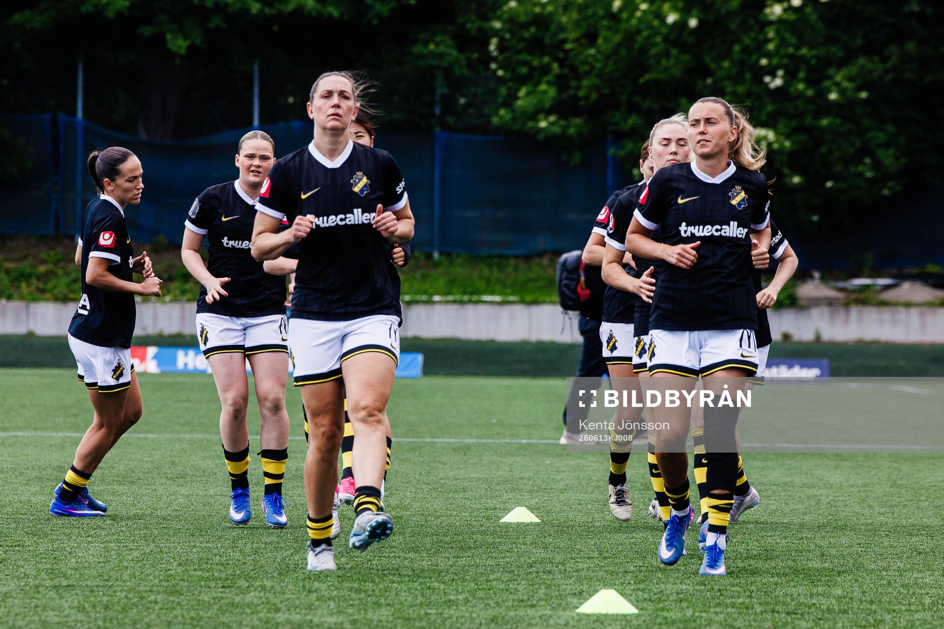 AIKs Jennie Nordin och Adelisa Grabus fotbollsmatchen i