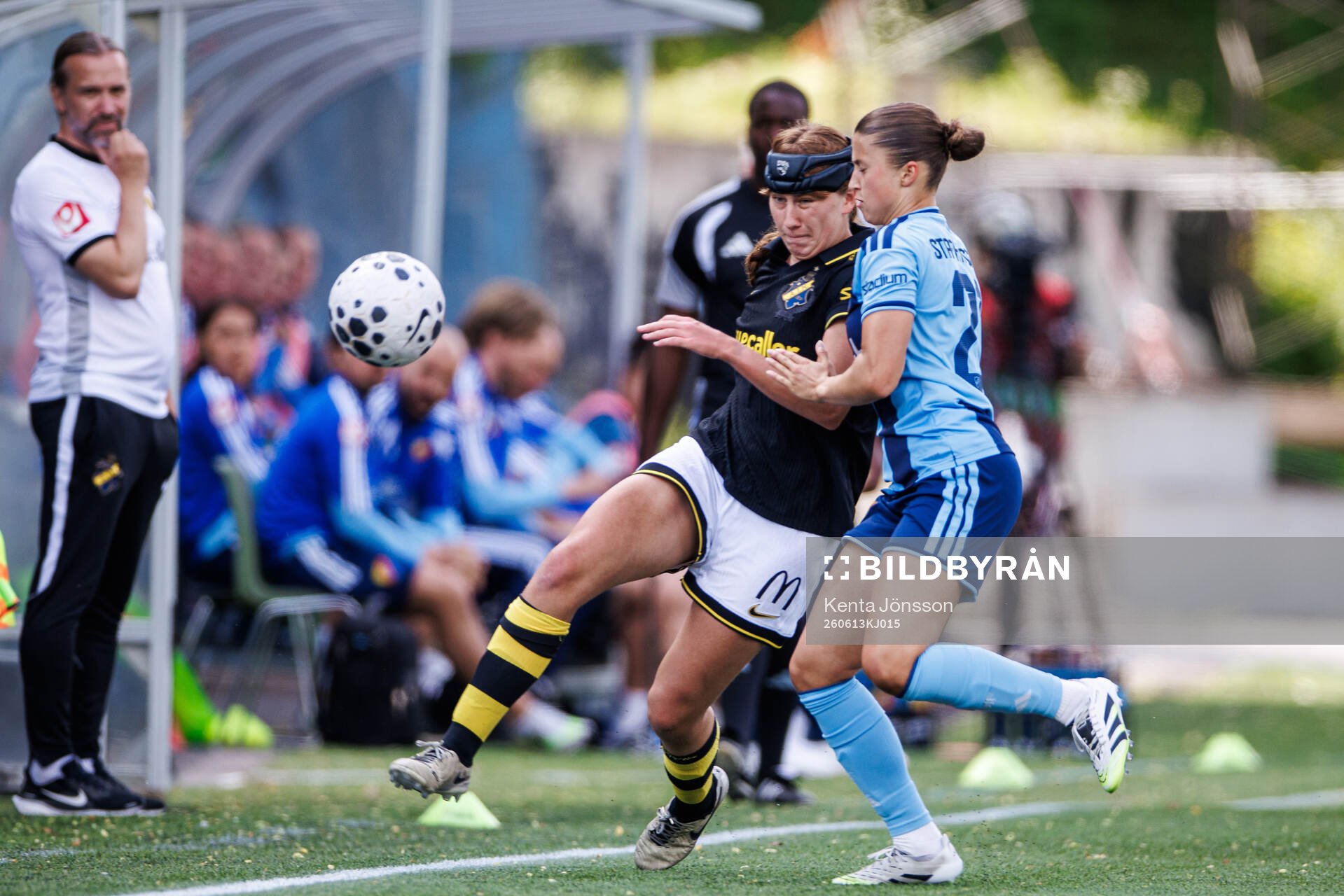 AIKs Olivia Garcia och Djurgårdens Meja Staffansson