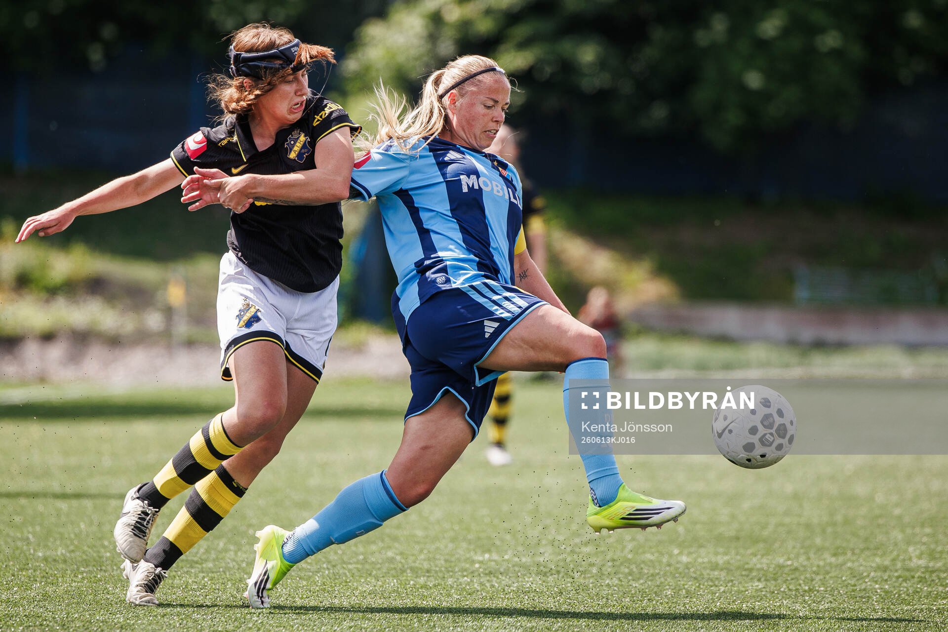 AIKs Olivia Garcia och Djurgårdens Therese Åsland