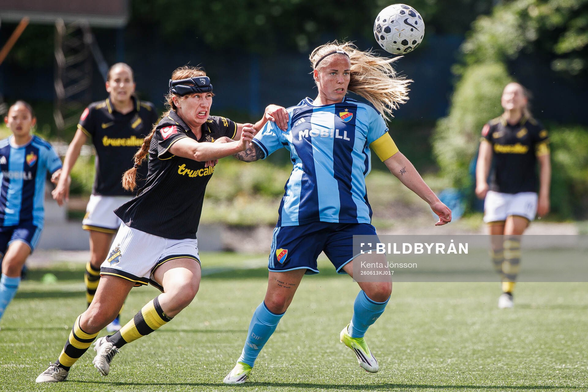 AIKs Olivia Garcia och Djurgårdens Therese Åsland