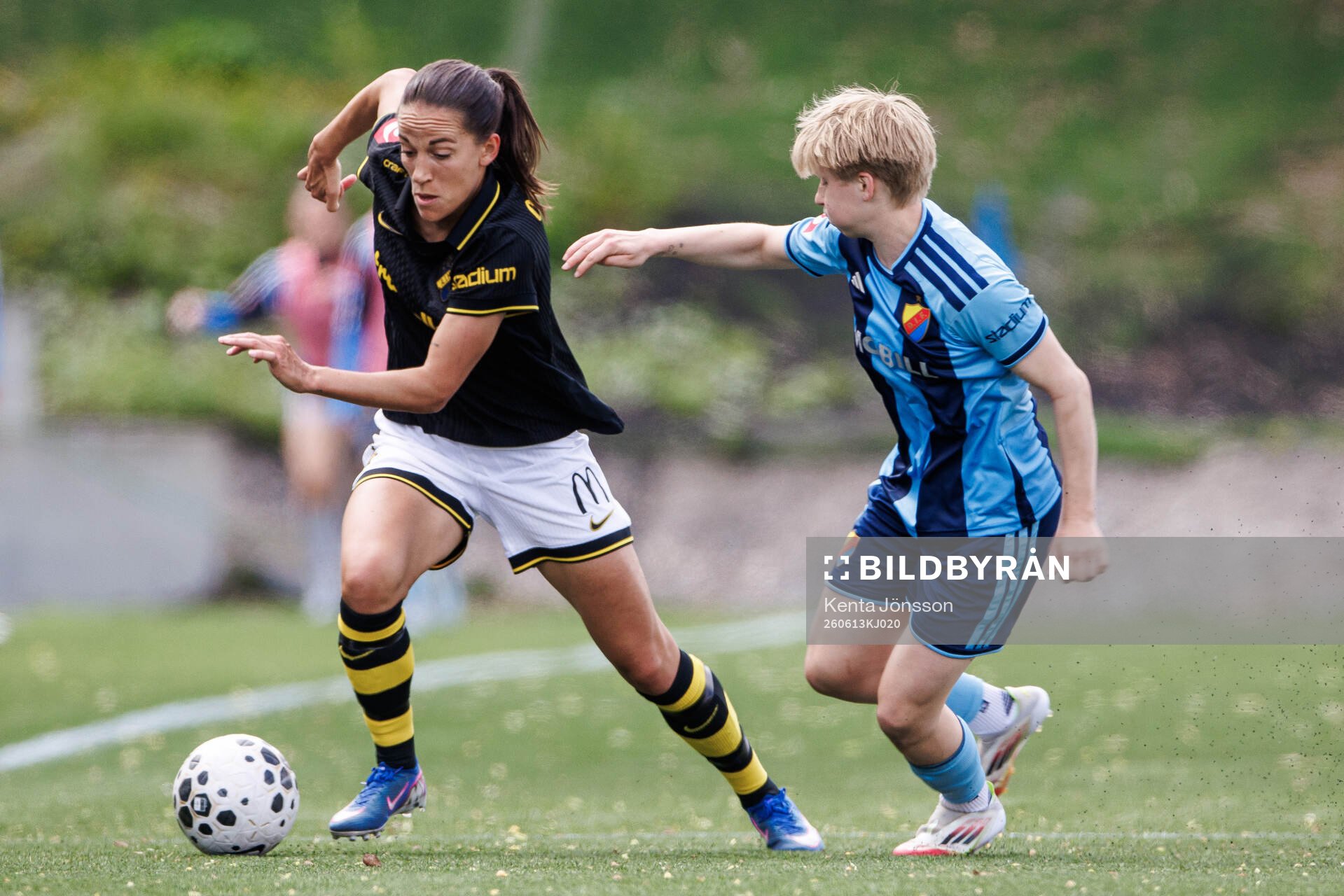 AIKs Anna Oskarsson och Djurgårdens Olivia Ulenius
