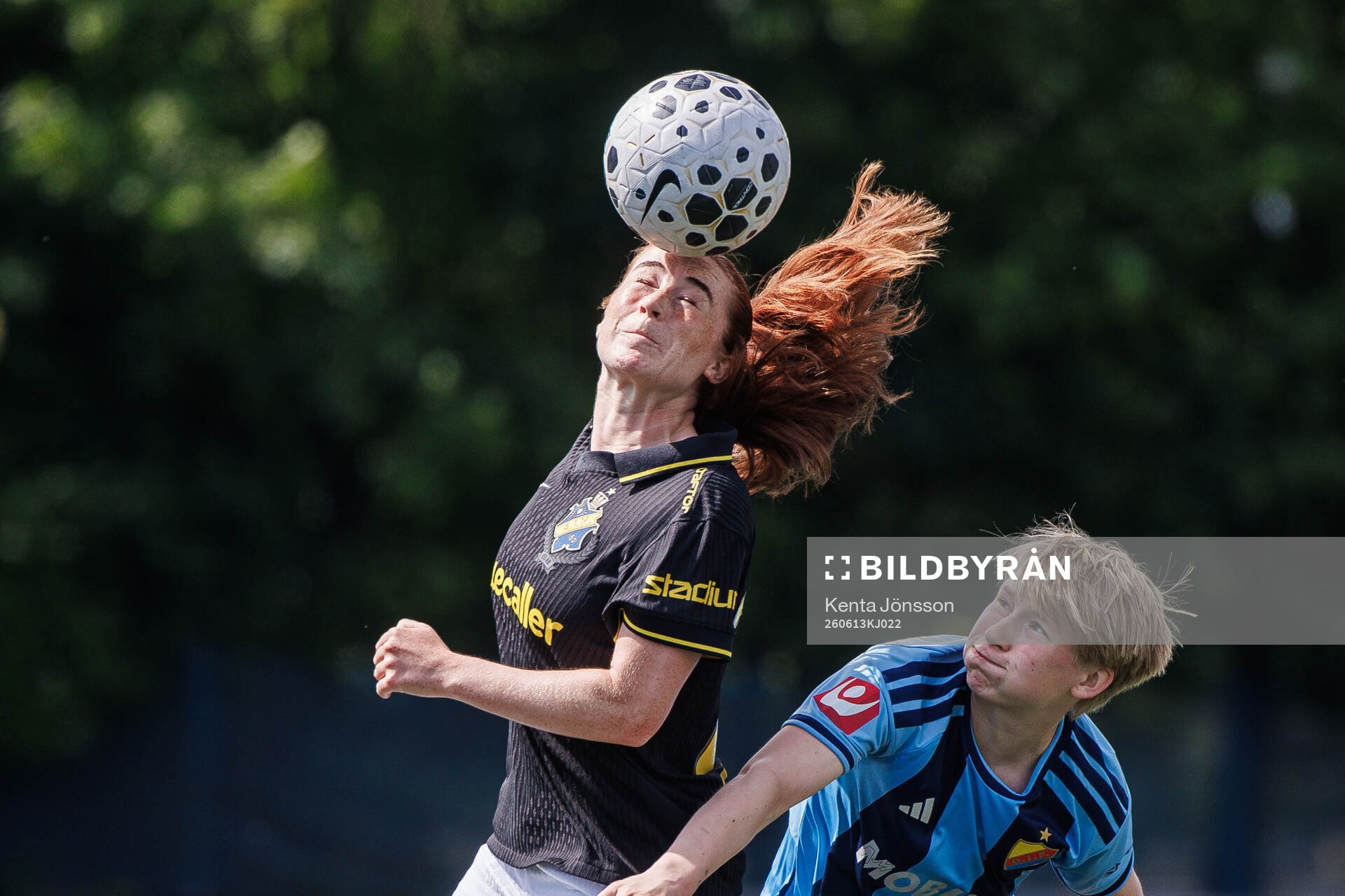 AIKs Ella Reidy och Djurgårdens Olivia Ulenius