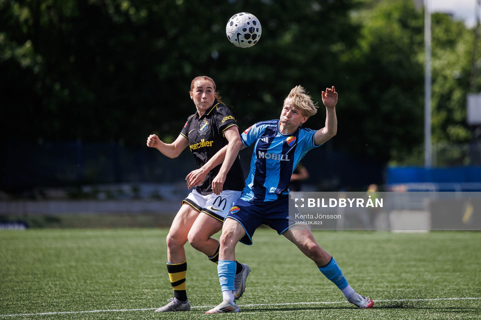 AIKs Ella Reidy och Djurgårdens Olivia Ulenius