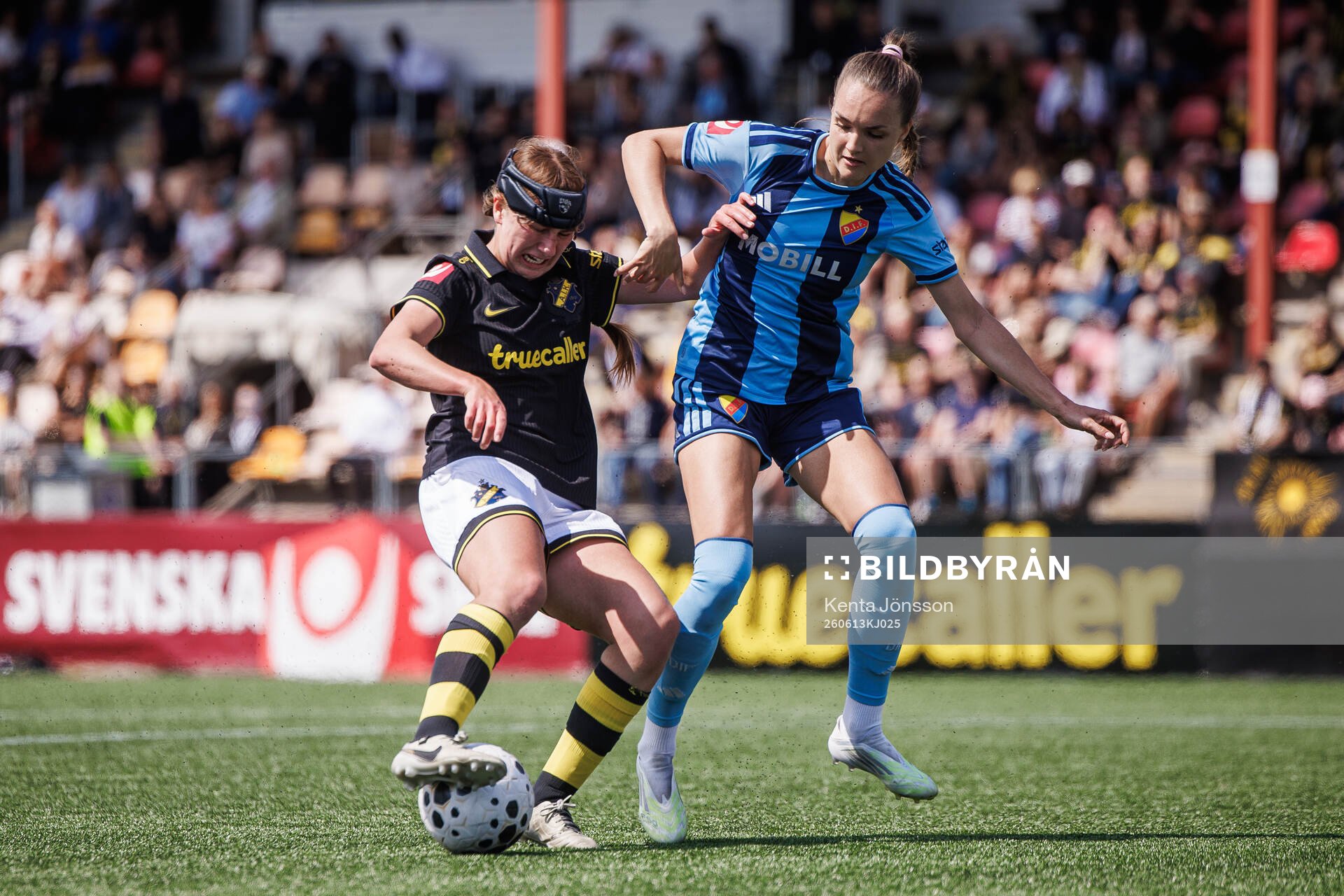 AIKs Olivia Garcia och Djurgårdens Selma Larsen Svendsen