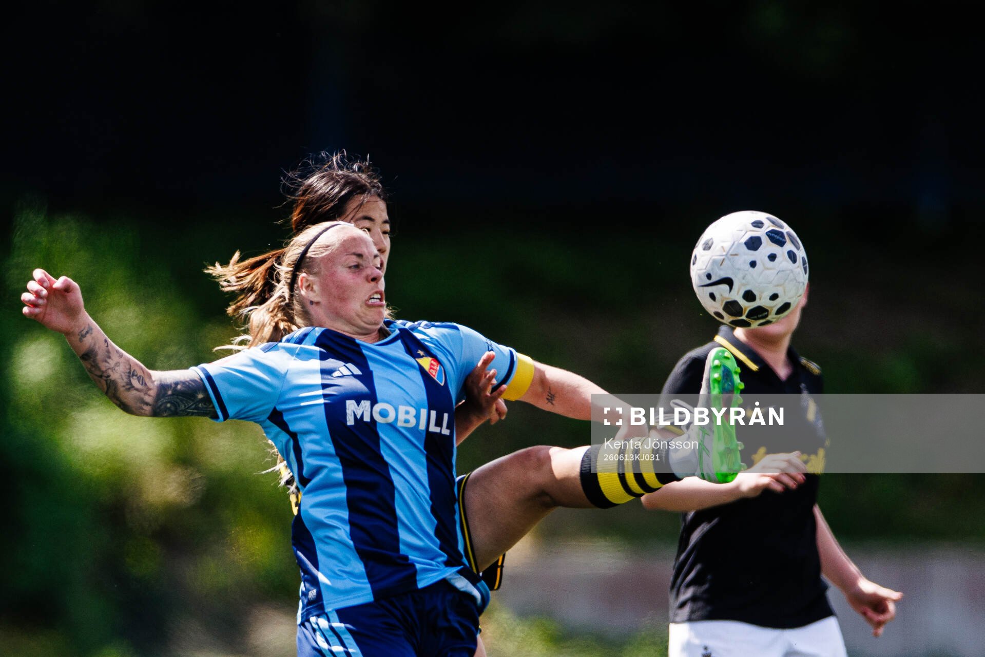 Djurgårdens Therese Åsland och AIKs Haruna Tabata