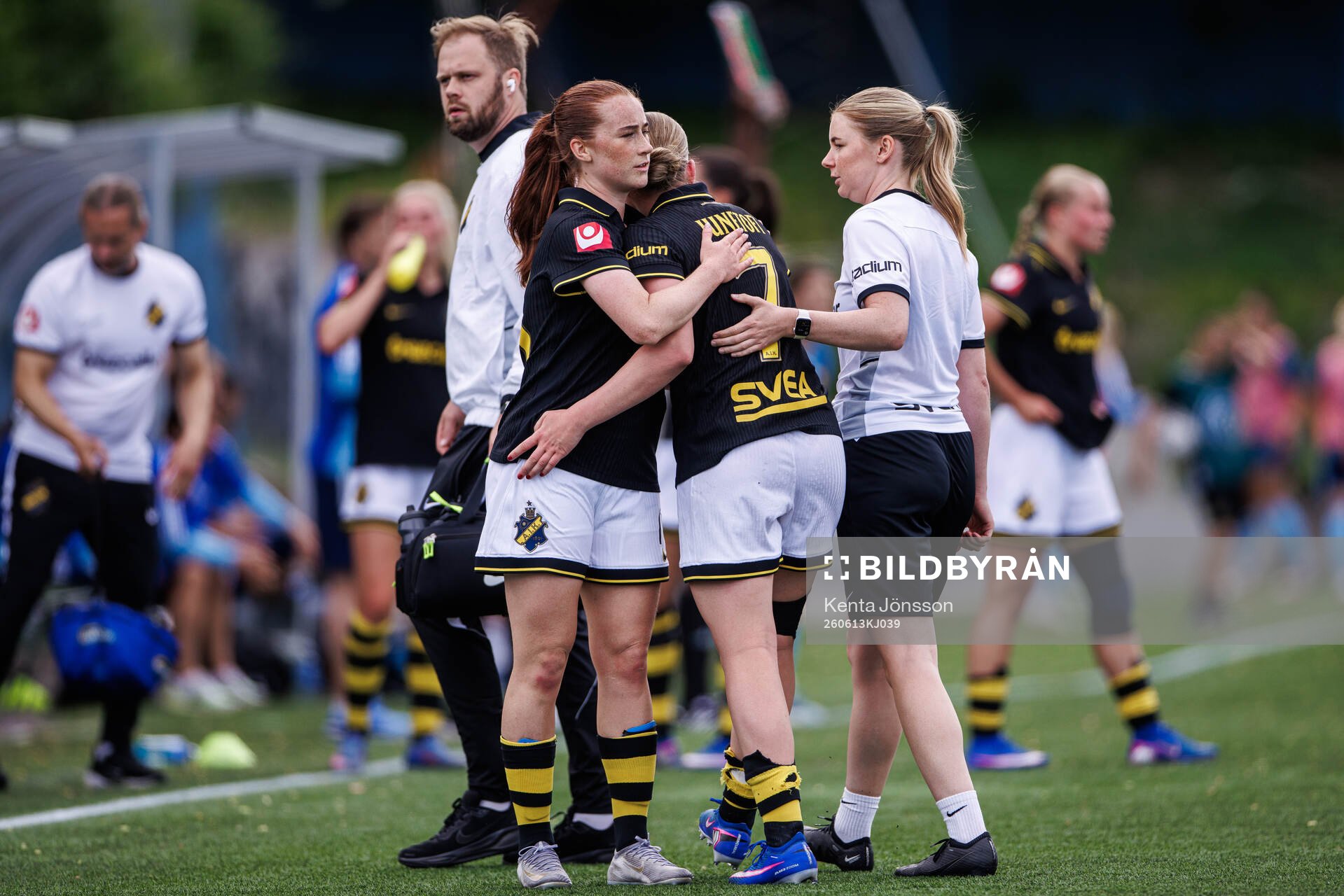 AIKs Ellie Junetoft lämnar planen med en skada