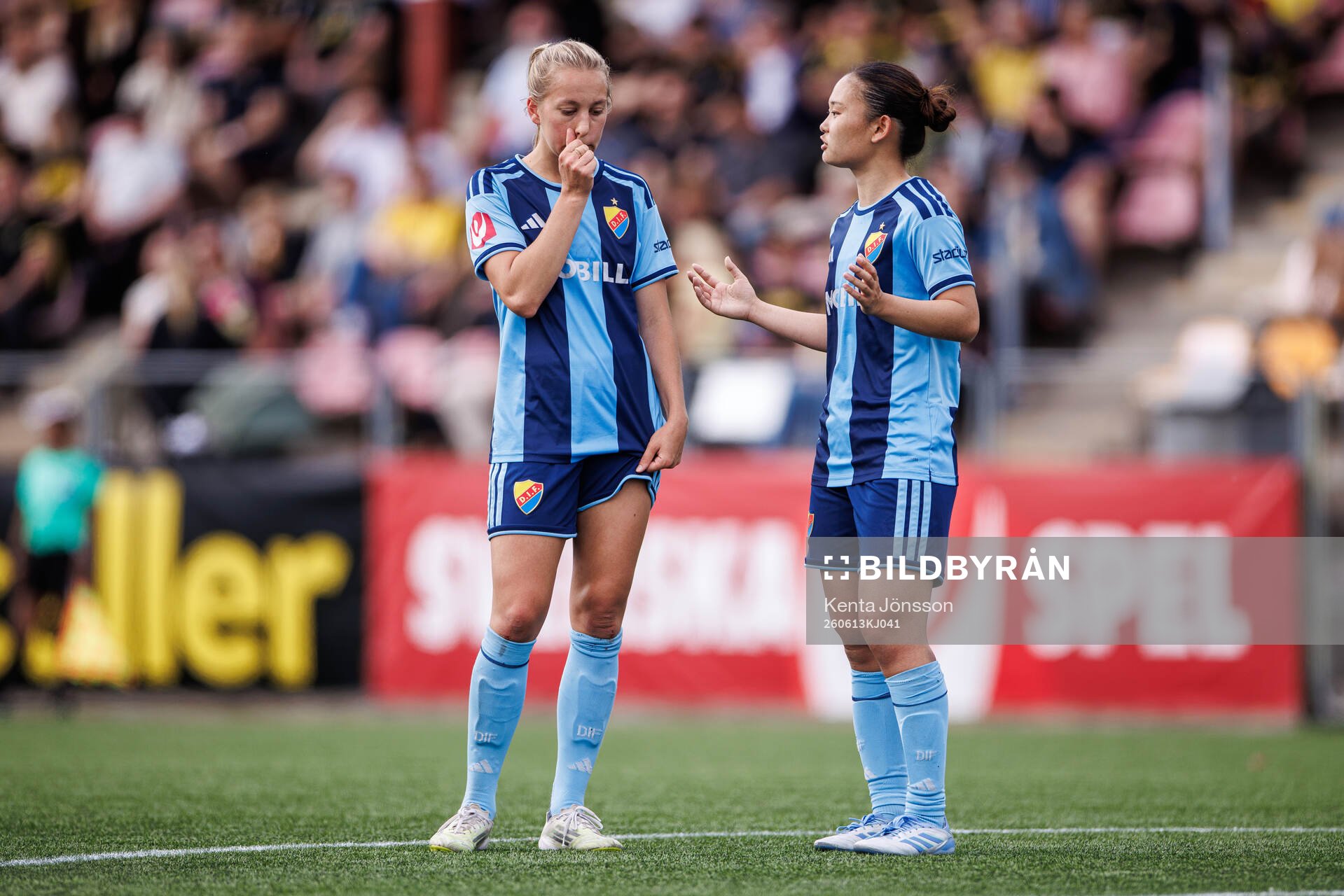 Djurgårdens Sara Eriksson och Urara Watanabe deppar