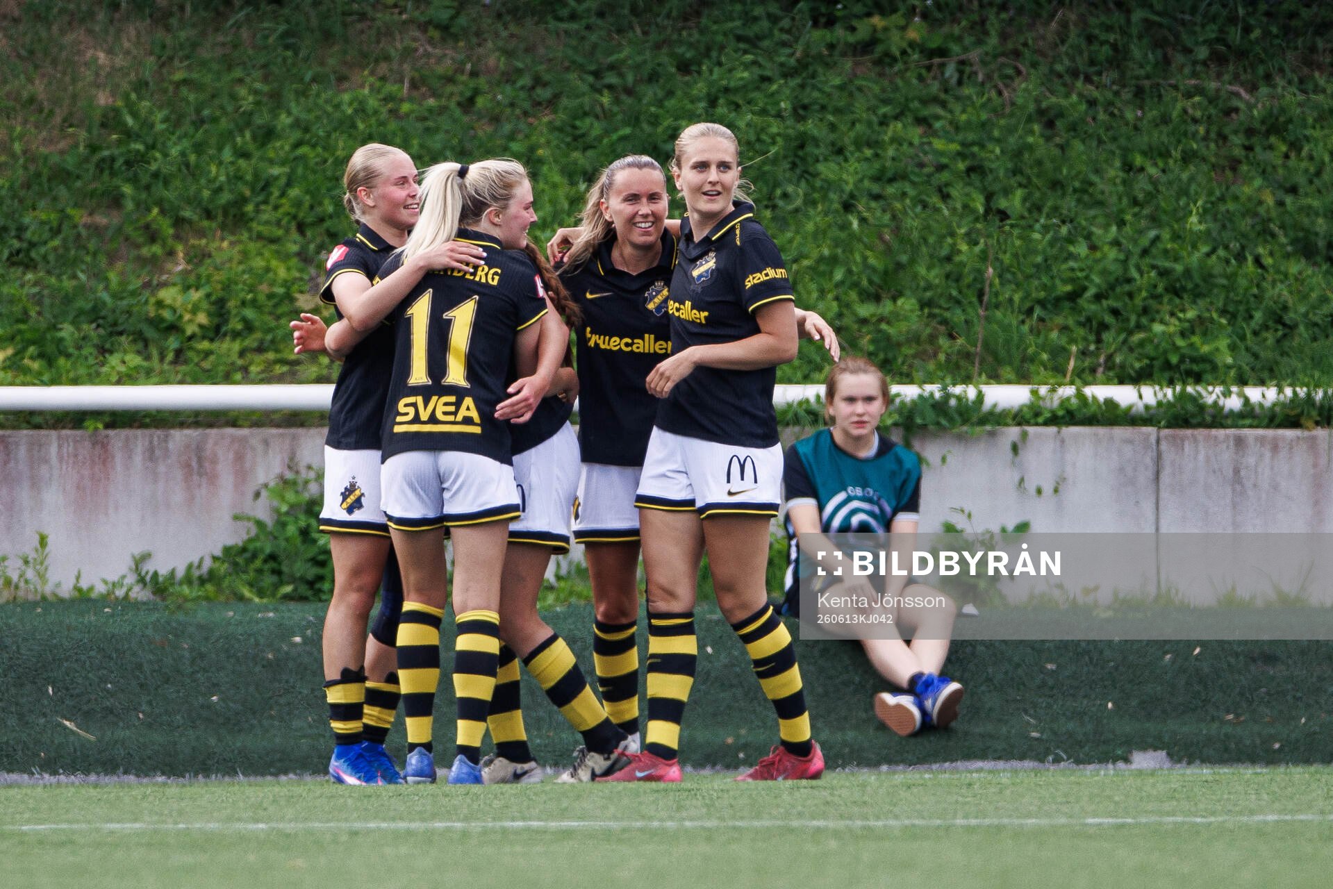 AIKs Ida Björnberg jublar med lagkamrater