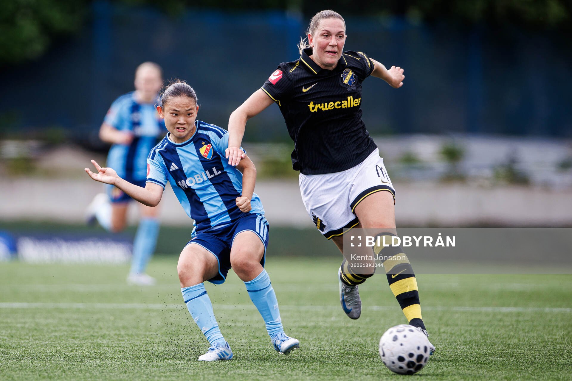 Djurgårdens Urara Watanabe och AIKs Jennie Nordin