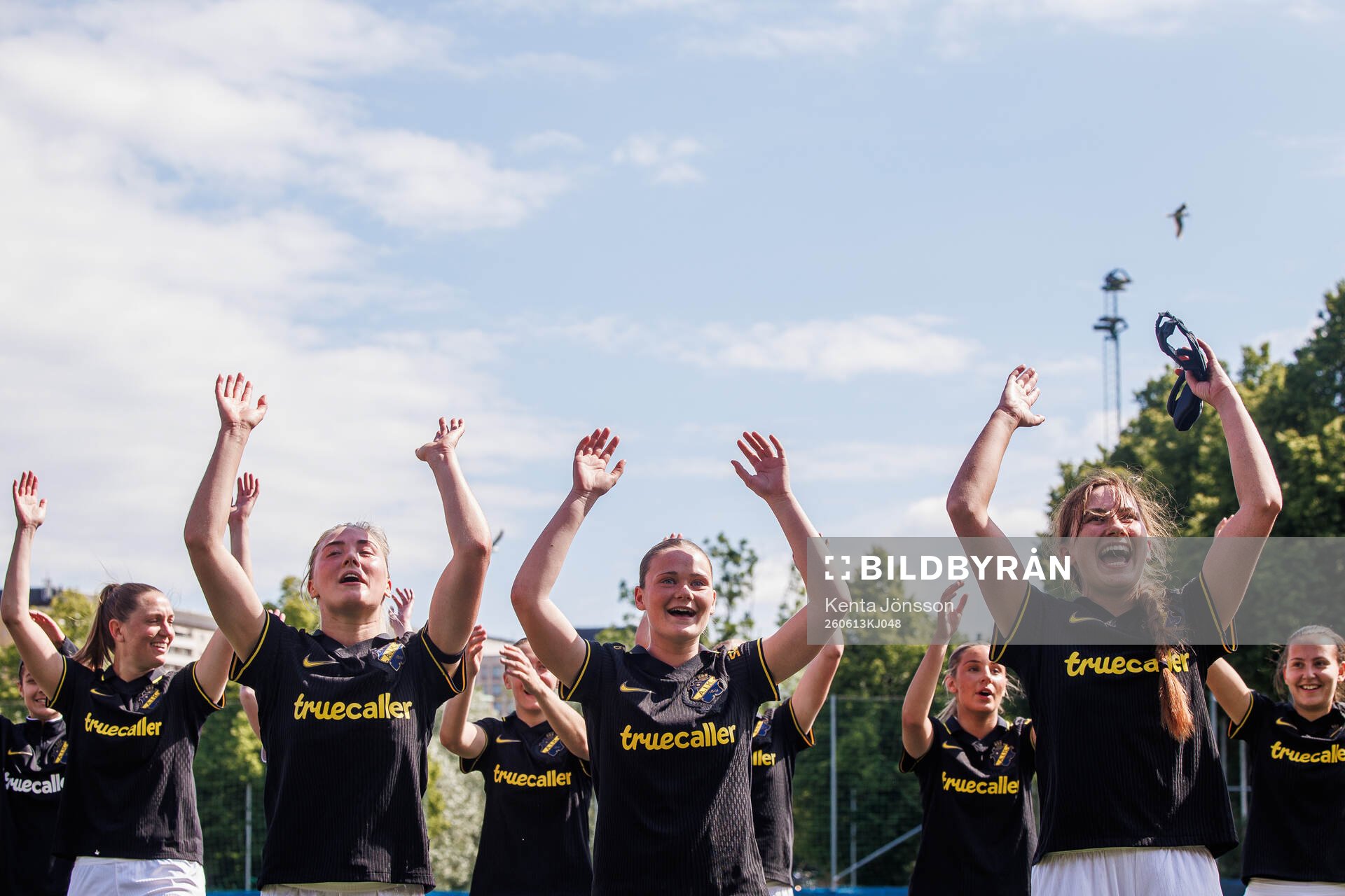 AIKs Ida Björnberg, Ellie Junetoft och Olivia Garcia jublar