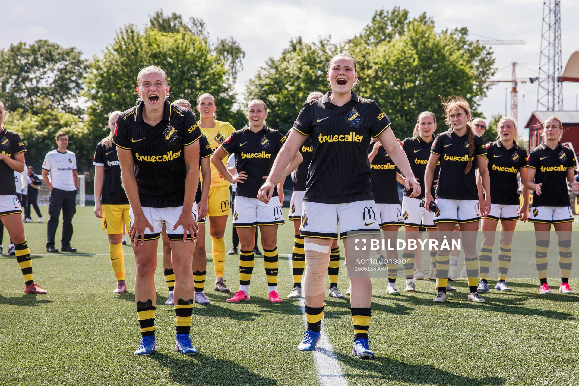 AIKs Ida Björnberg och Ellie Junetoft jublar
