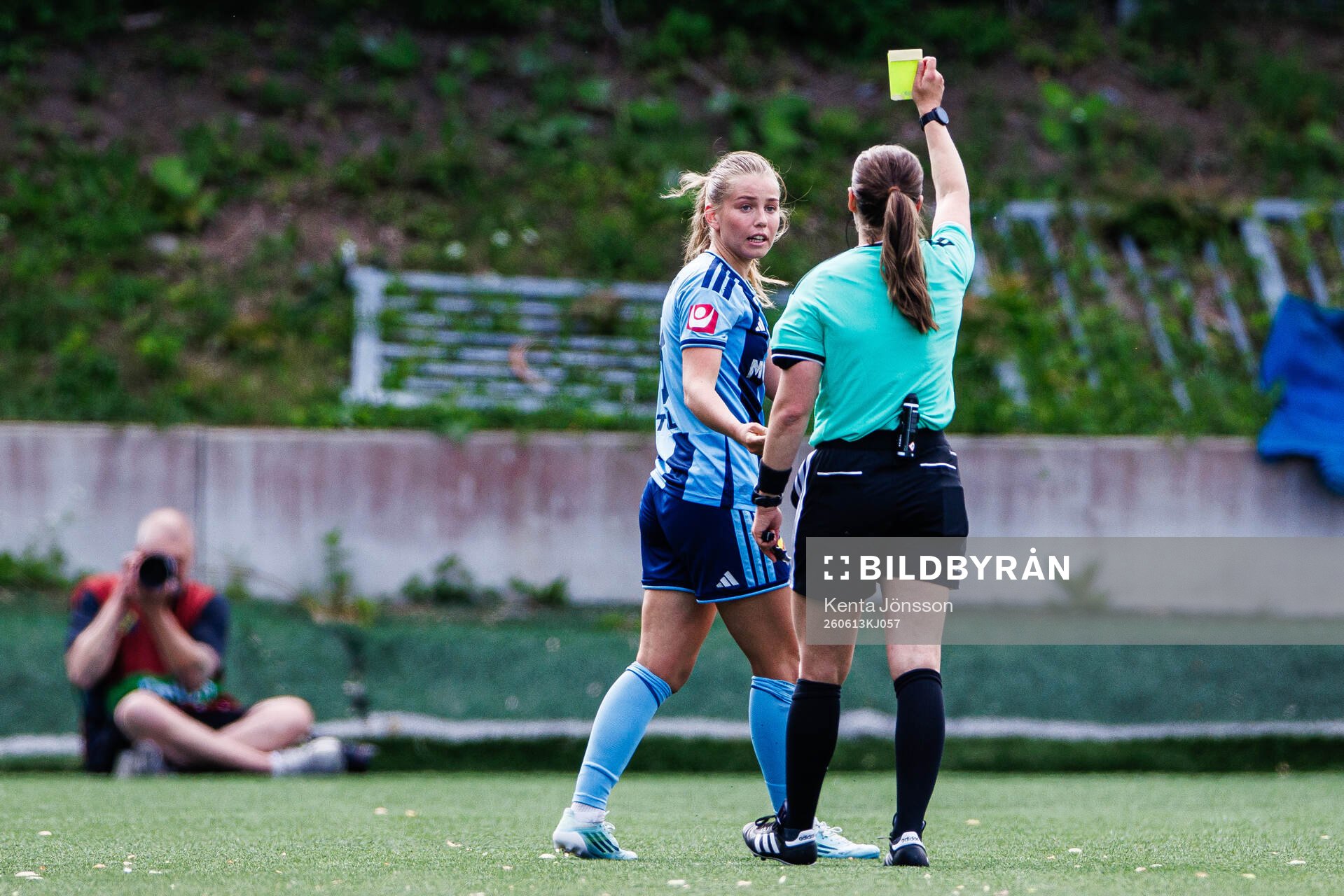Djurgårdens Elsa Pelgander tilldelas ett gult kort av