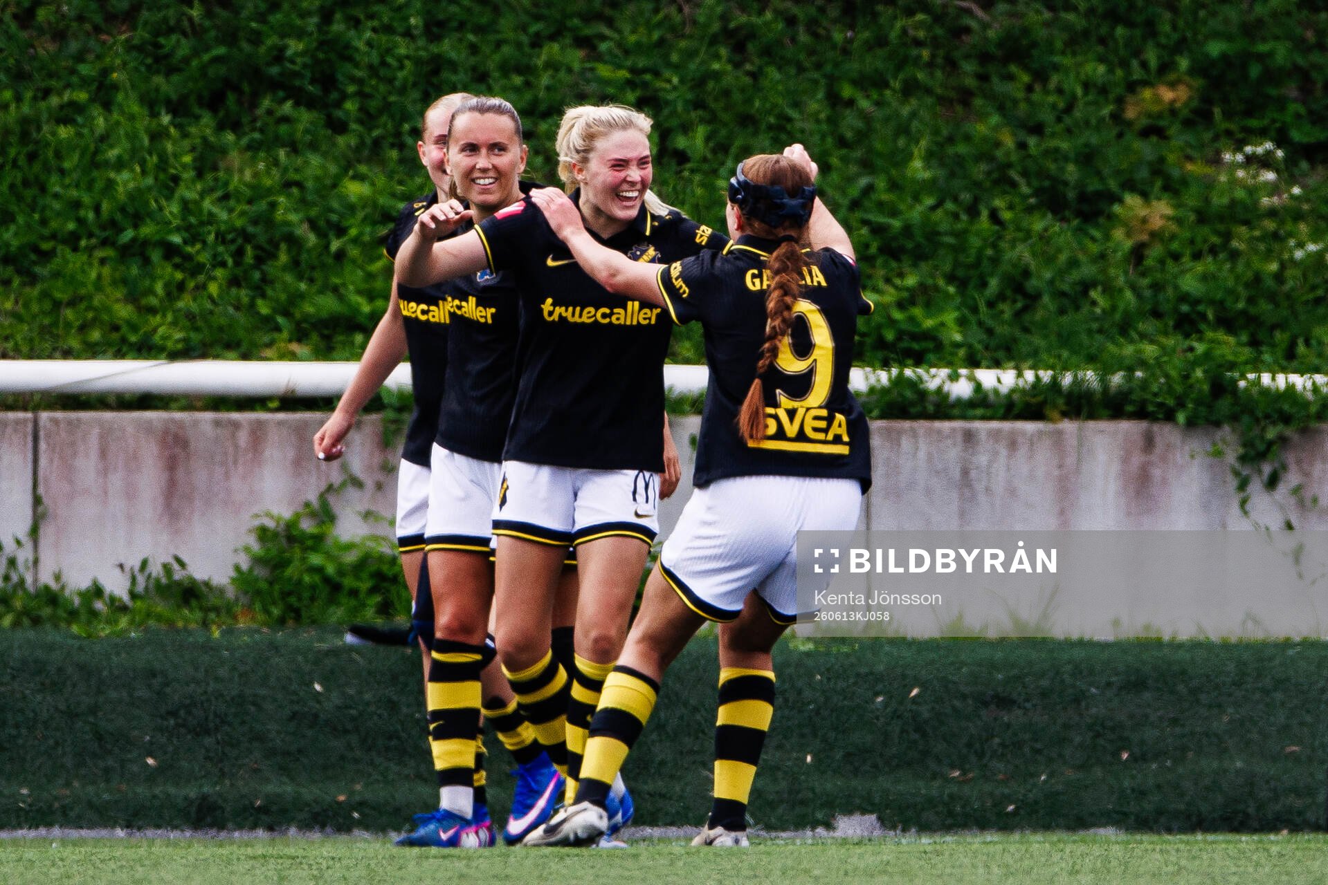 AIKs Ida Björnberg jublar med Olivia Garcia