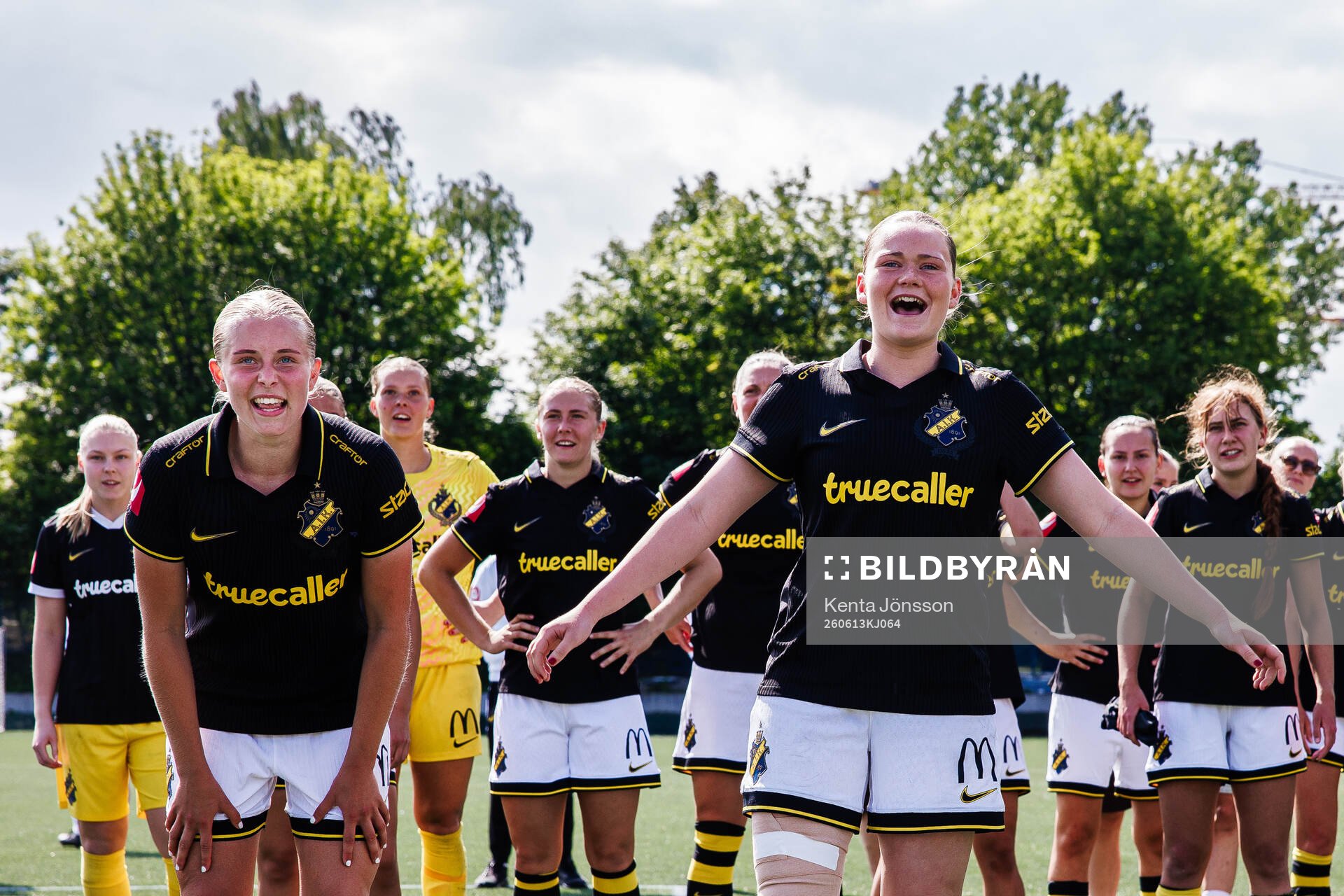 AIKs Ida Björnberg och Ellie Junetoft jublar