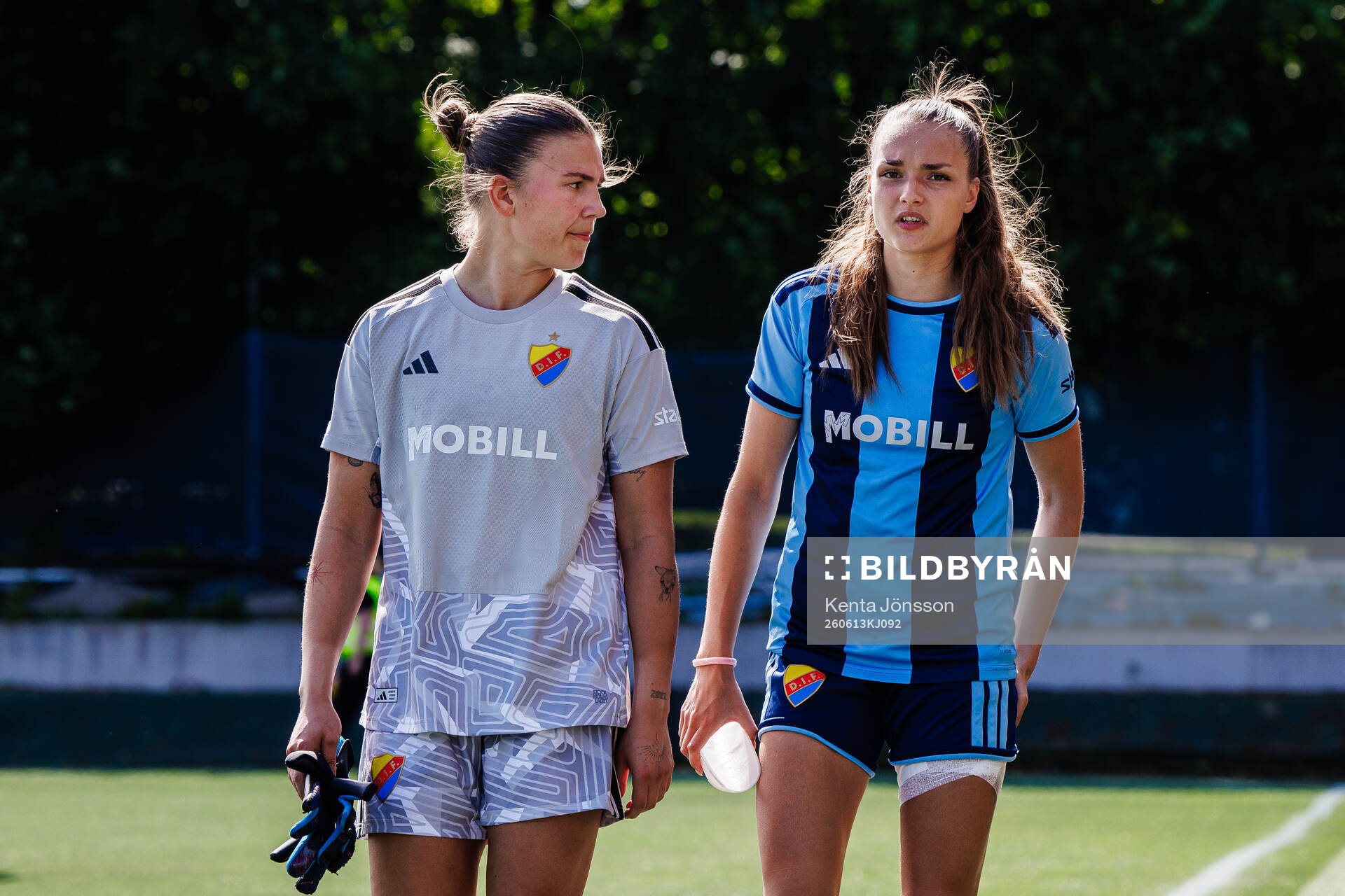 Djurgårdens målvakt Anna Aurora Koivunen och Selma Larsen
