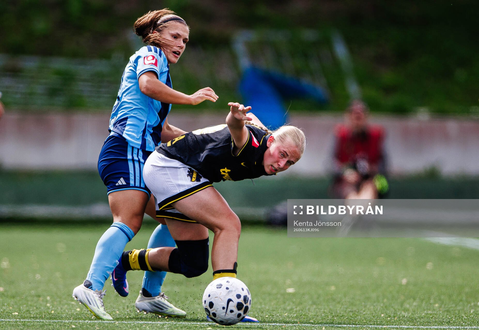Djurgårdens Alexsandra Lobanova och AIKs Nova Selin