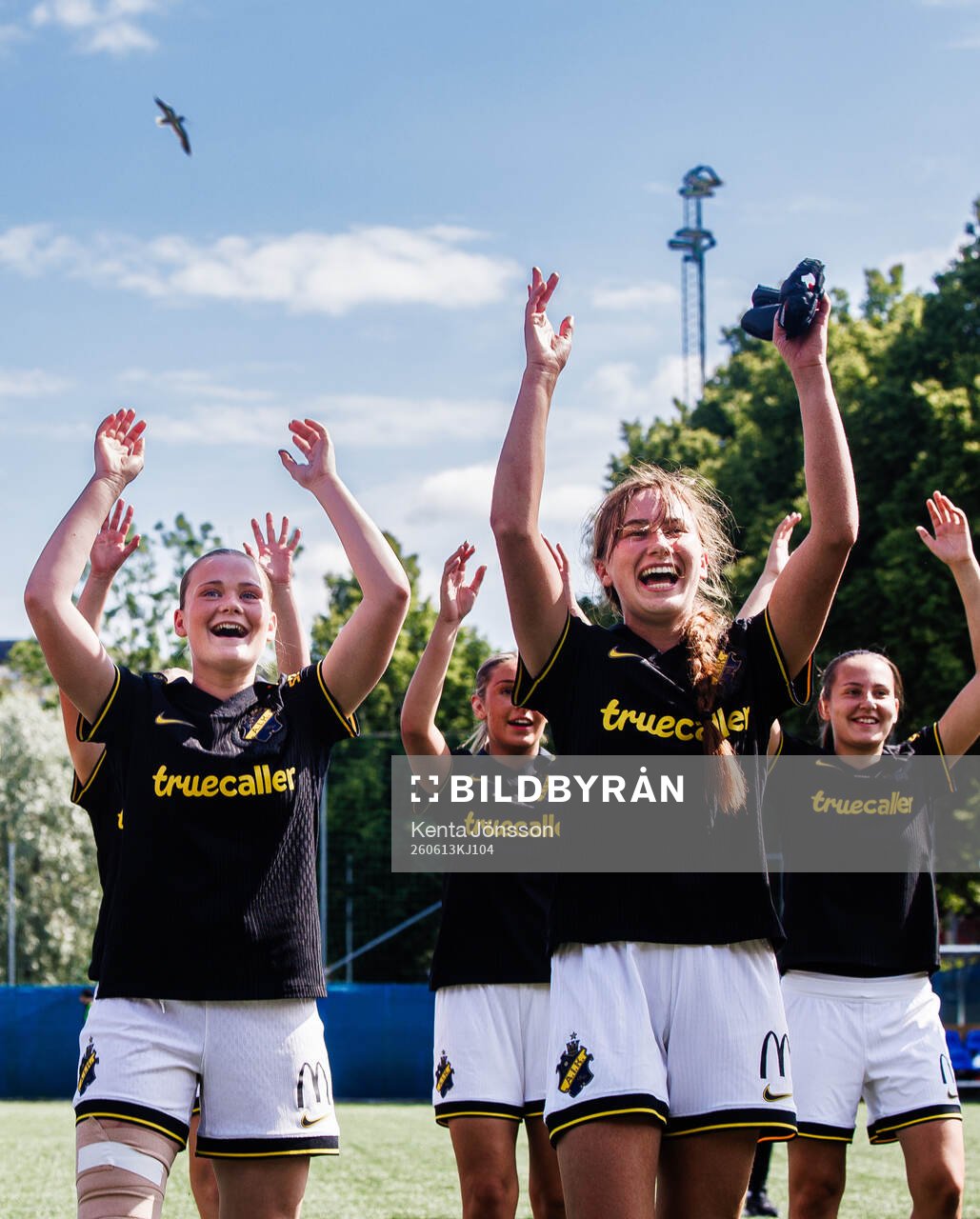 AIKs Ellie Junetoft och Olivia Garcia jublar