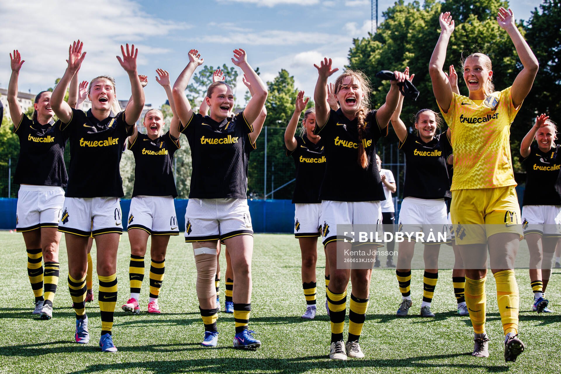 AIKs Ida Björnberg, Ellie Junetoft, Olivia Garcia och