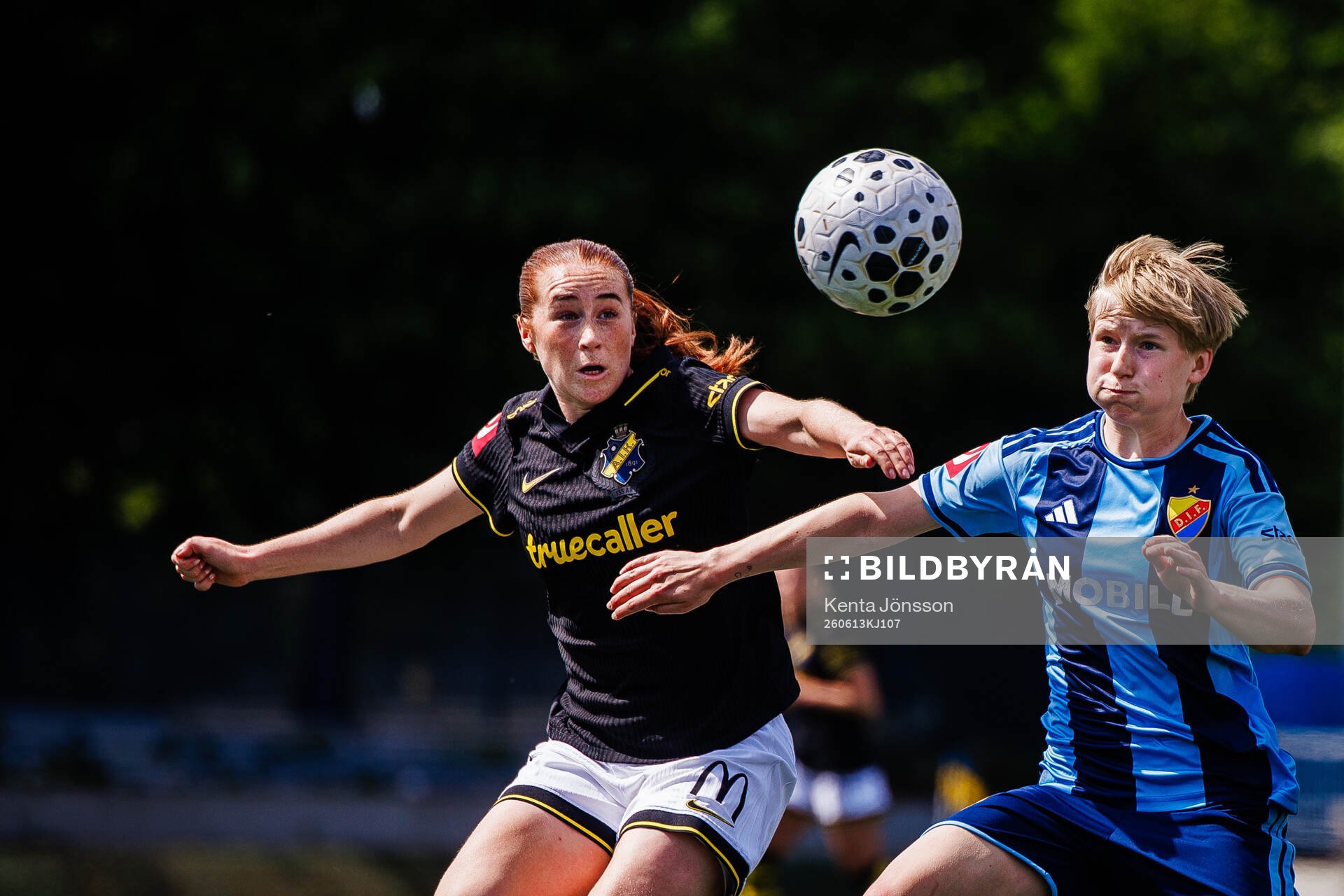 AIKs Ella Reidy och Djurgårdens Olivia Ulenius