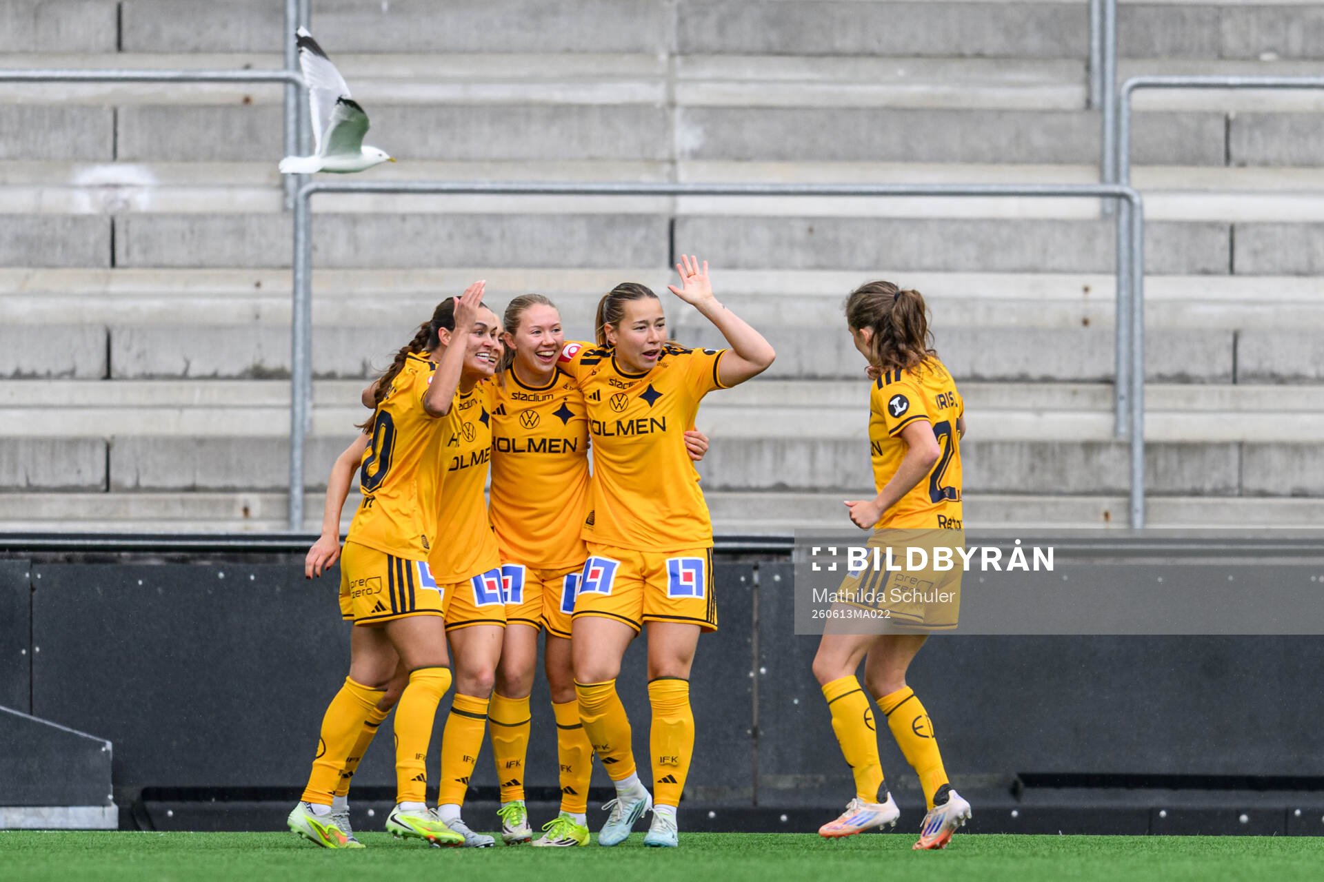 IFK Norrköpings Beatrice Persson jublar med lagkamrater