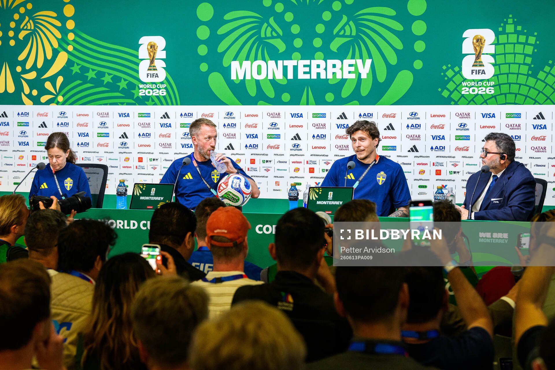 Head coach Graham Potter and Victor Nilsson Lindelöf of