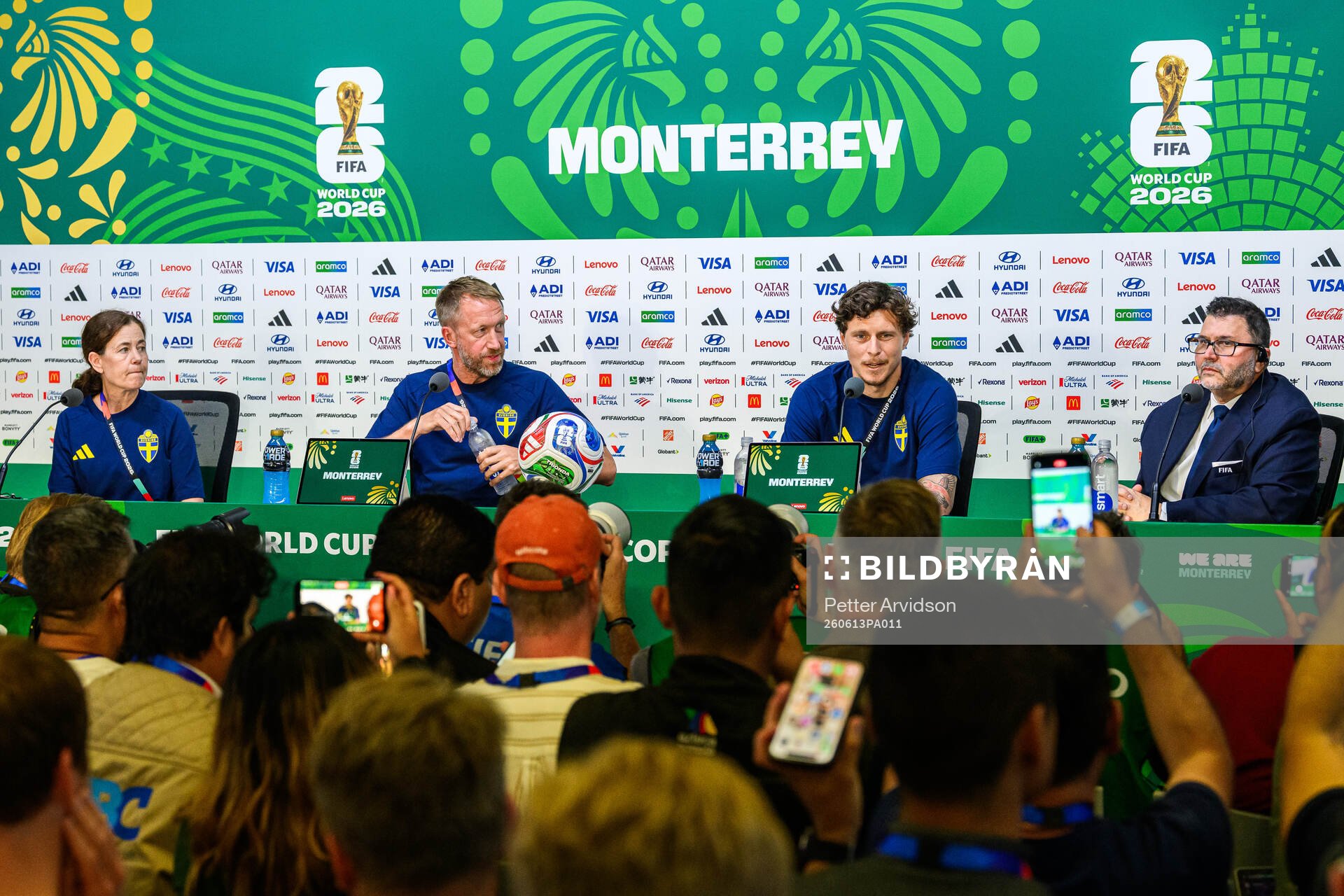 Head coach Graham Potter and Victor Nilsson Lindelöf of